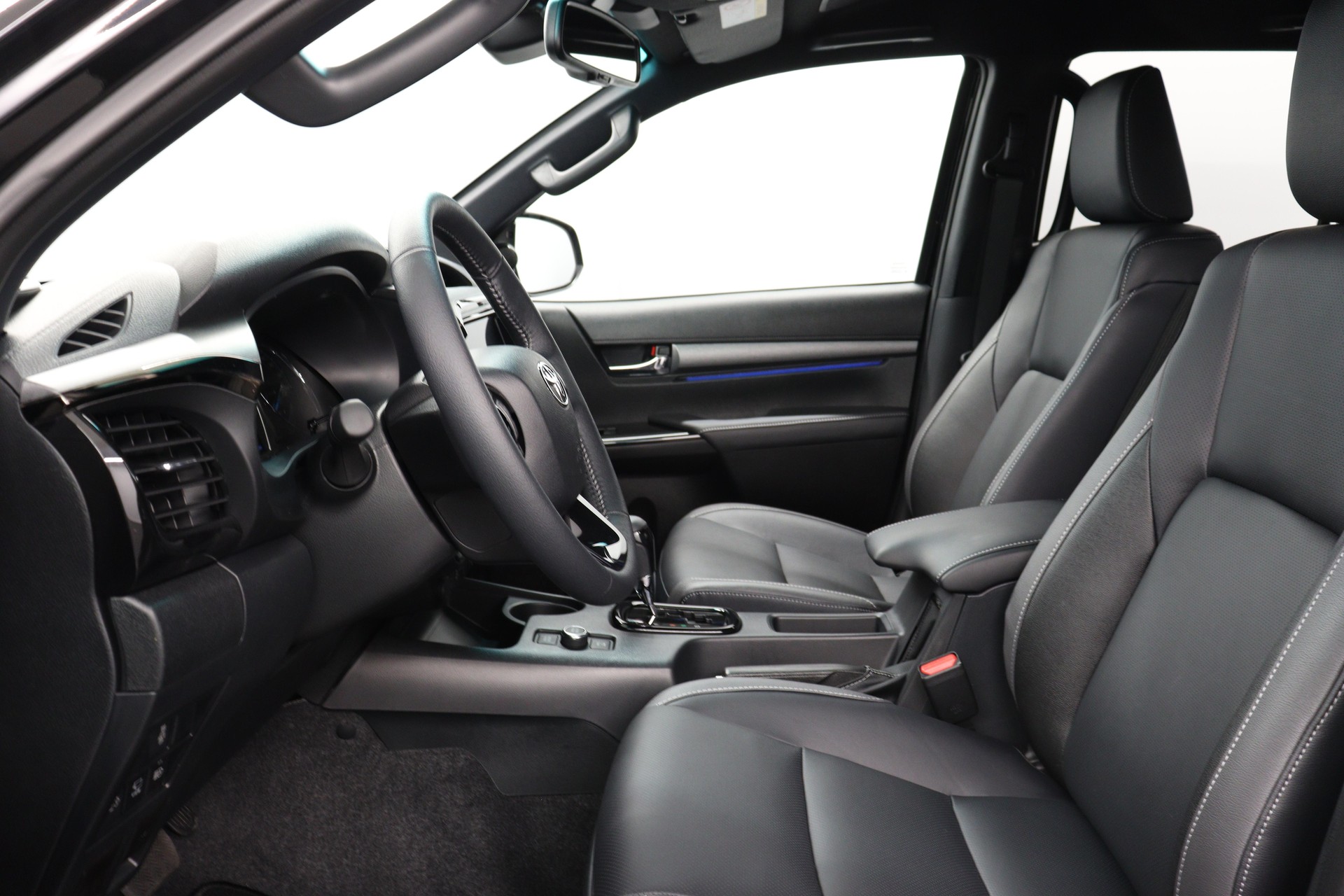 TOYOTA Hilux Double Cab.-Pick-up 2.8 D-4D MHEV 204 Invincible-image-6