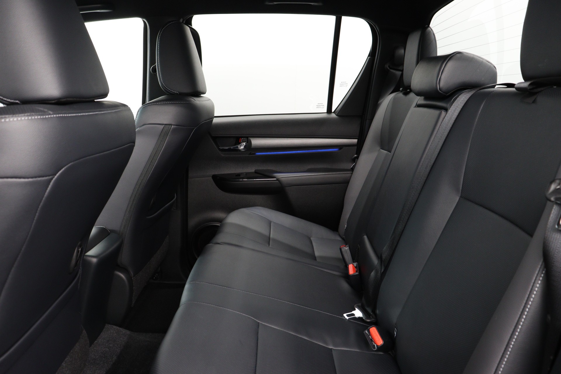 TOYOTA Hilux Double Cab.-Pick-up 2.8 D-4D MHEV 204 Invincible-image-10