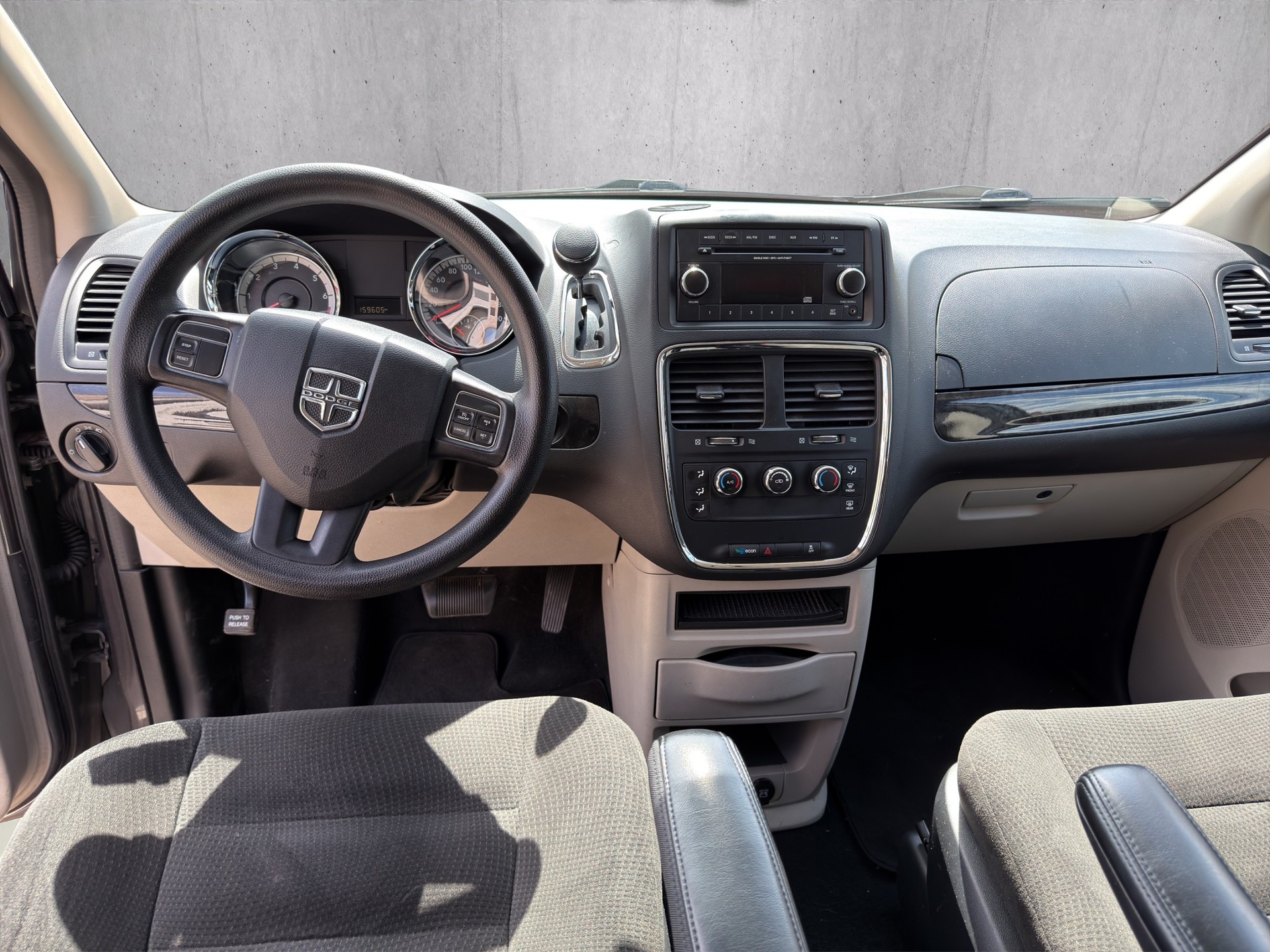 DODGE Caravan-image-10
