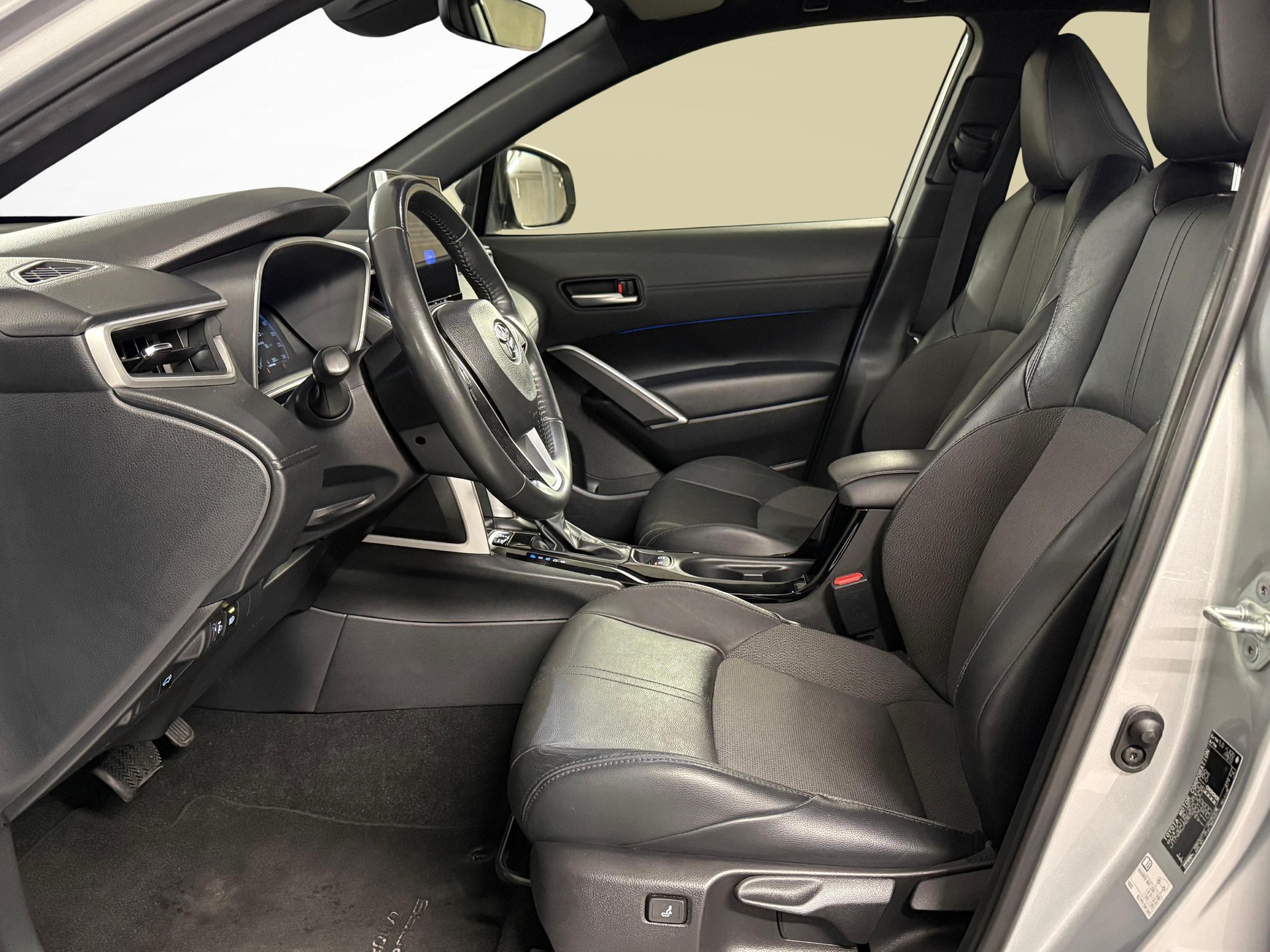 TOYOTA Corolla Cross 2.0 HSD Trend AWD-i-image-9