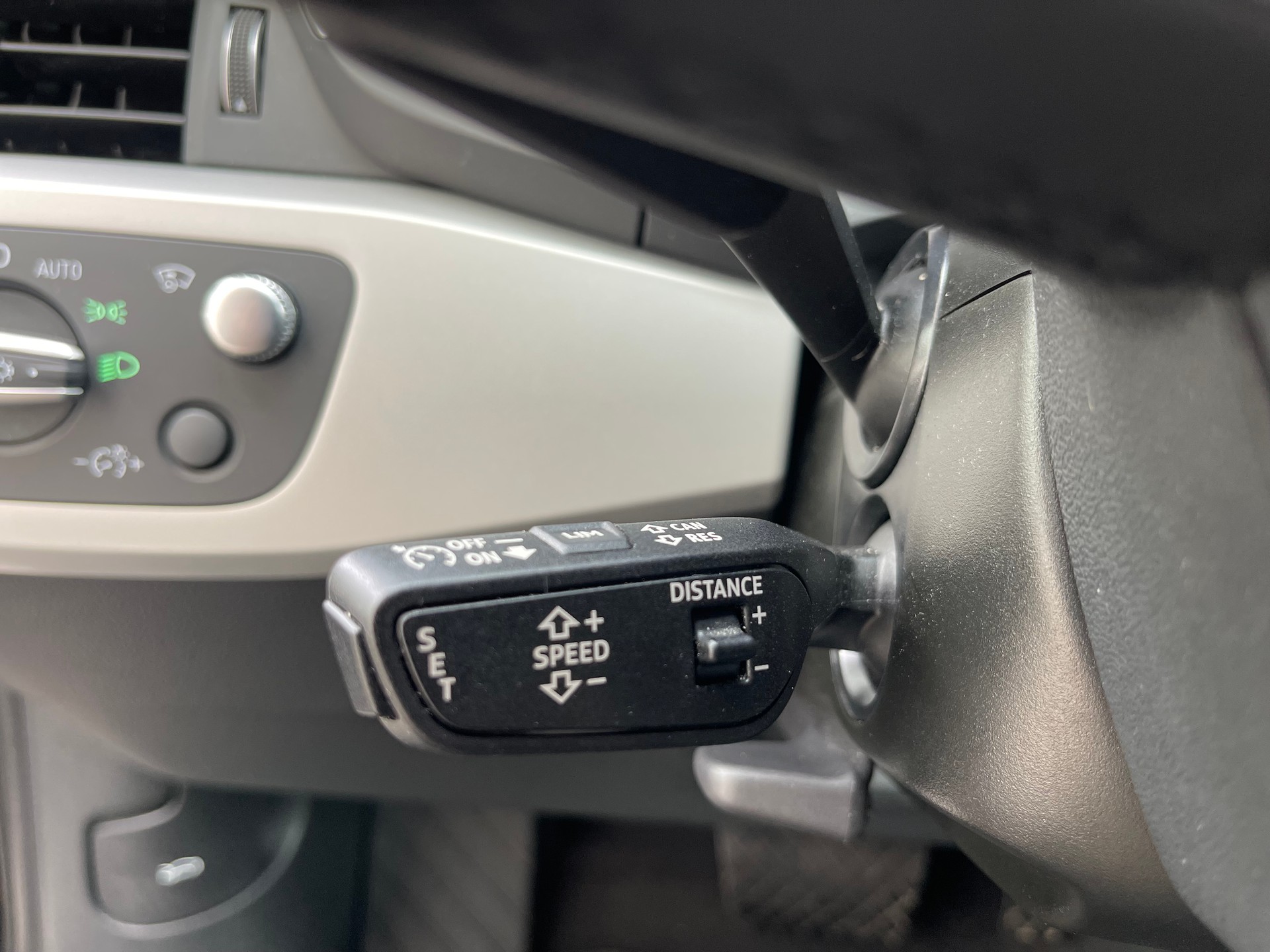 AUDI A4 Avant 40 TDI quattro S-tronic-image-12