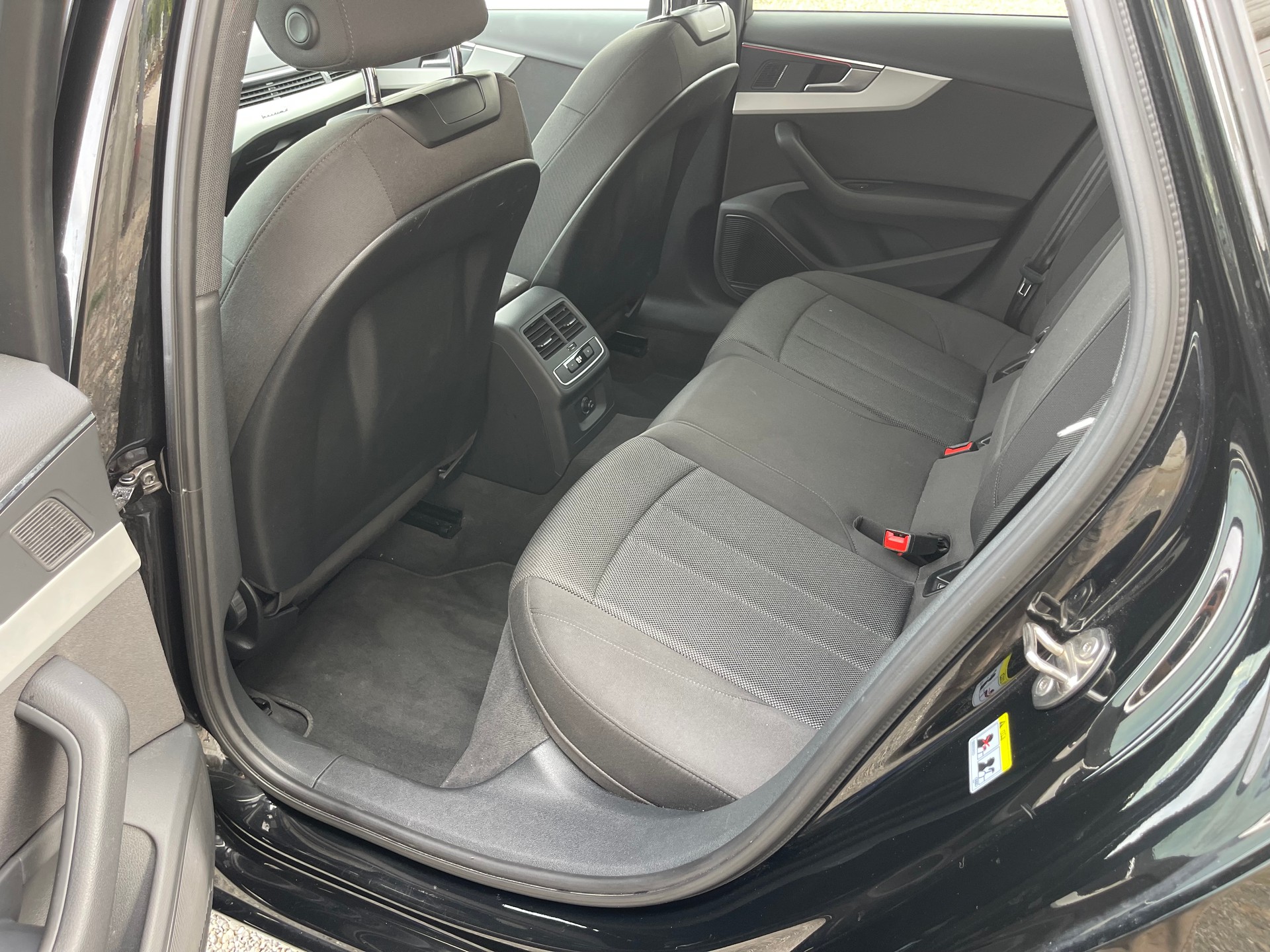 AUDI A4 Avant 40 TDI quattro S-tronic-image-11