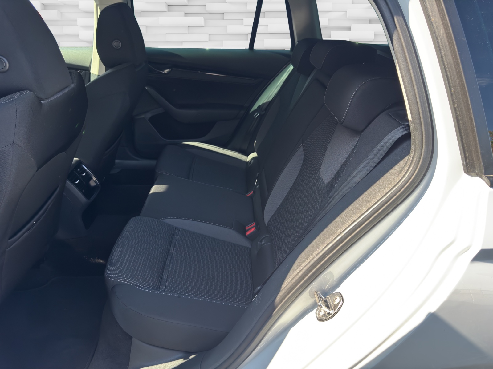 SKODA Octavia Combi 2.0 TDI DSG Ambition-image-10
