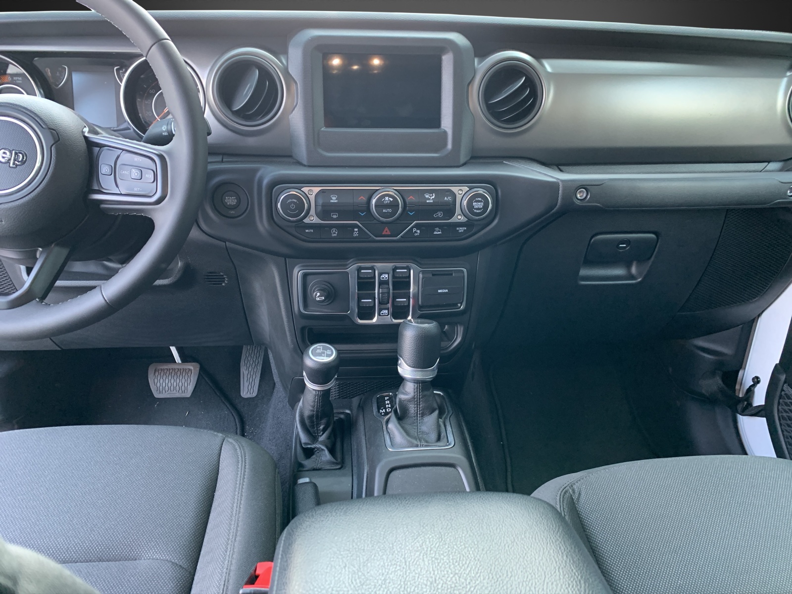 JEEP Gladiator 3.0 V6 Overland-image-11
