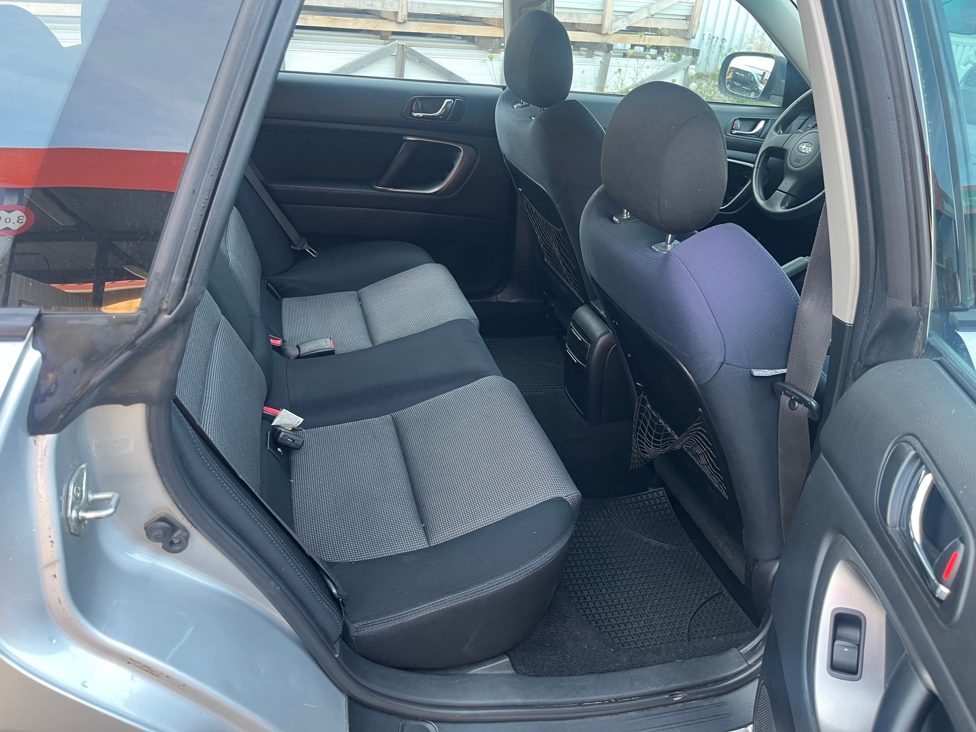 SUBARU Legacy 2.0i AWD Swiss-image-12