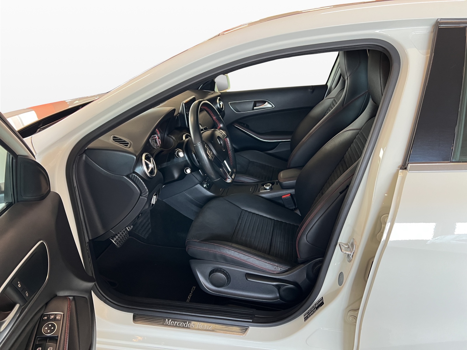 MERCEDES-BENZ A 250 AMG Line 4Matic 7G-DCT-image-10