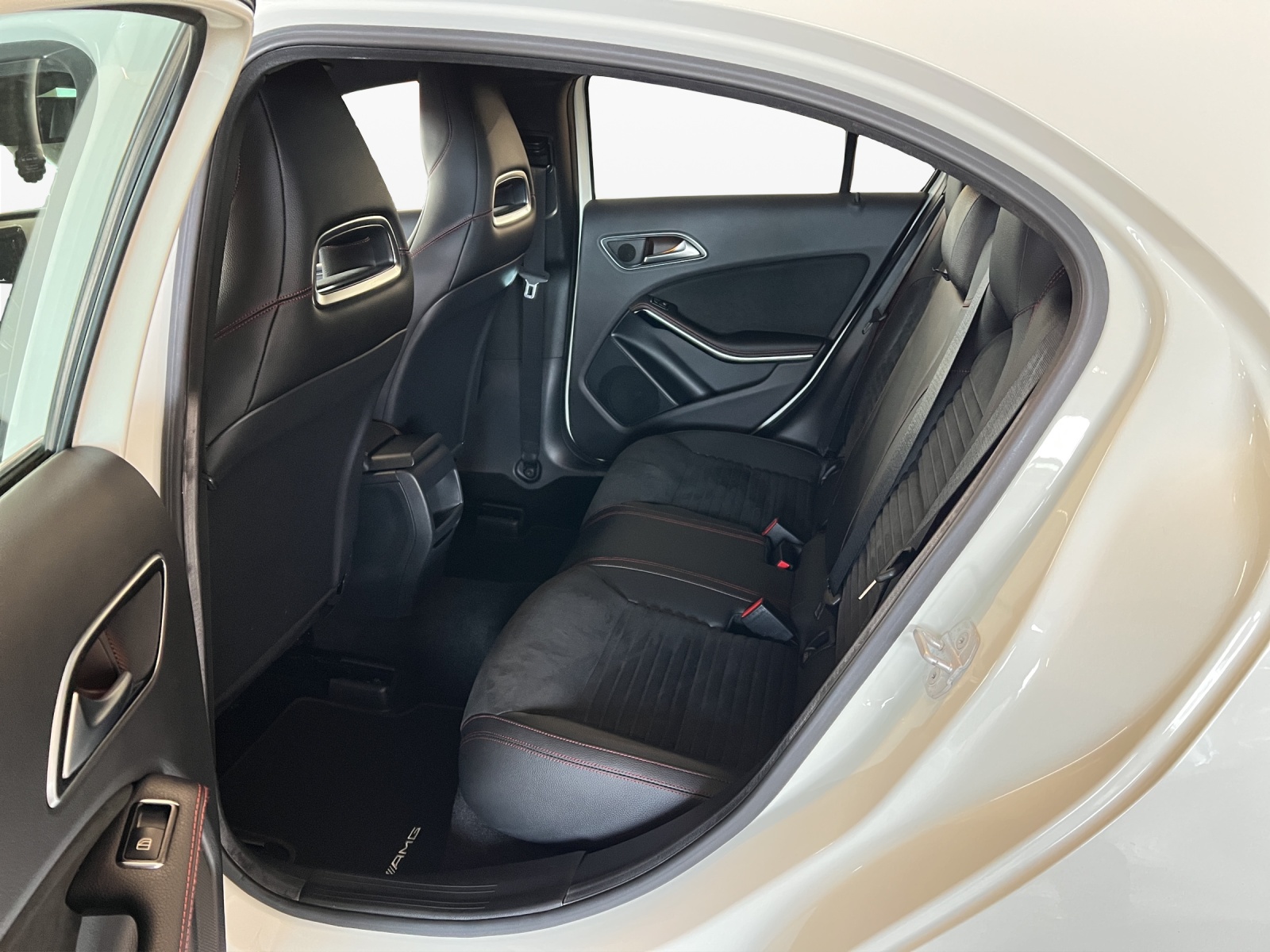 MERCEDES-BENZ A 250 AMG Line 4Matic 7G-DCT-image-11