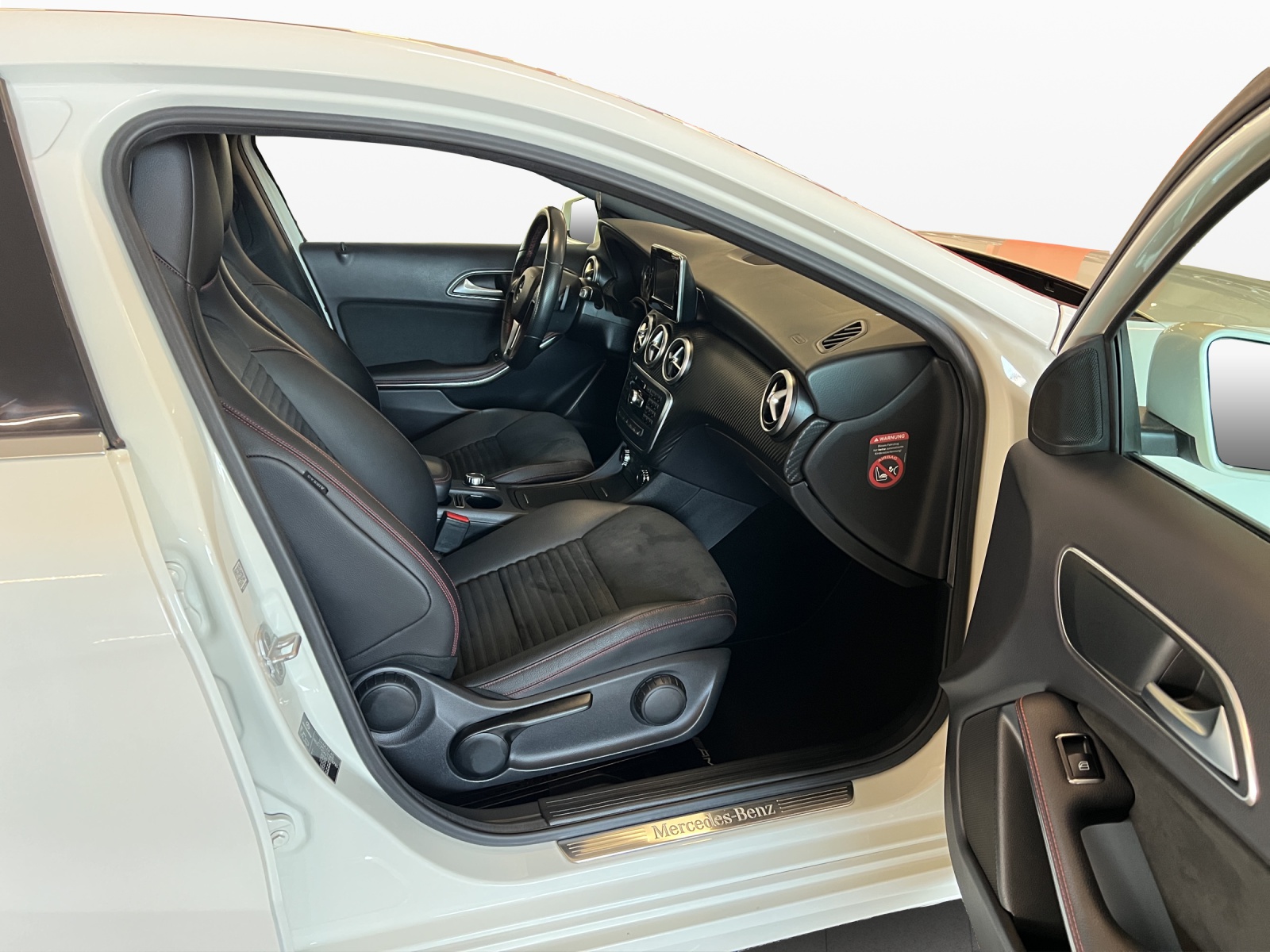 MERCEDES-BENZ A 250 AMG Line 4Matic 7G-DCT-image-8