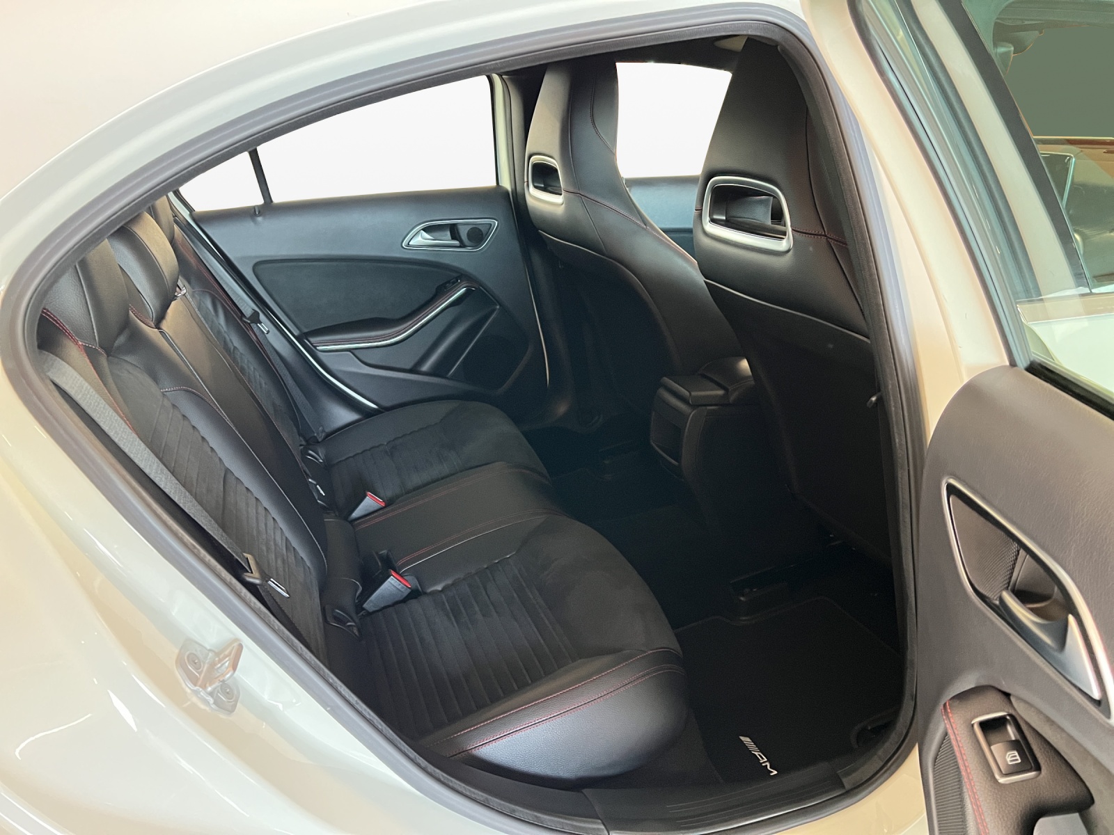 MERCEDES-BENZ A 250 AMG Line 4Matic 7G-DCT-image-9