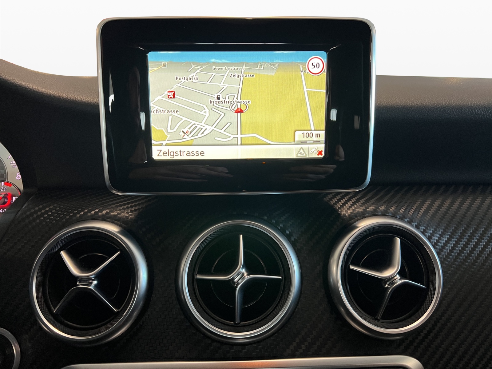 MERCEDES-BENZ A 250 AMG Line 4Matic 7G-DCT-image-12