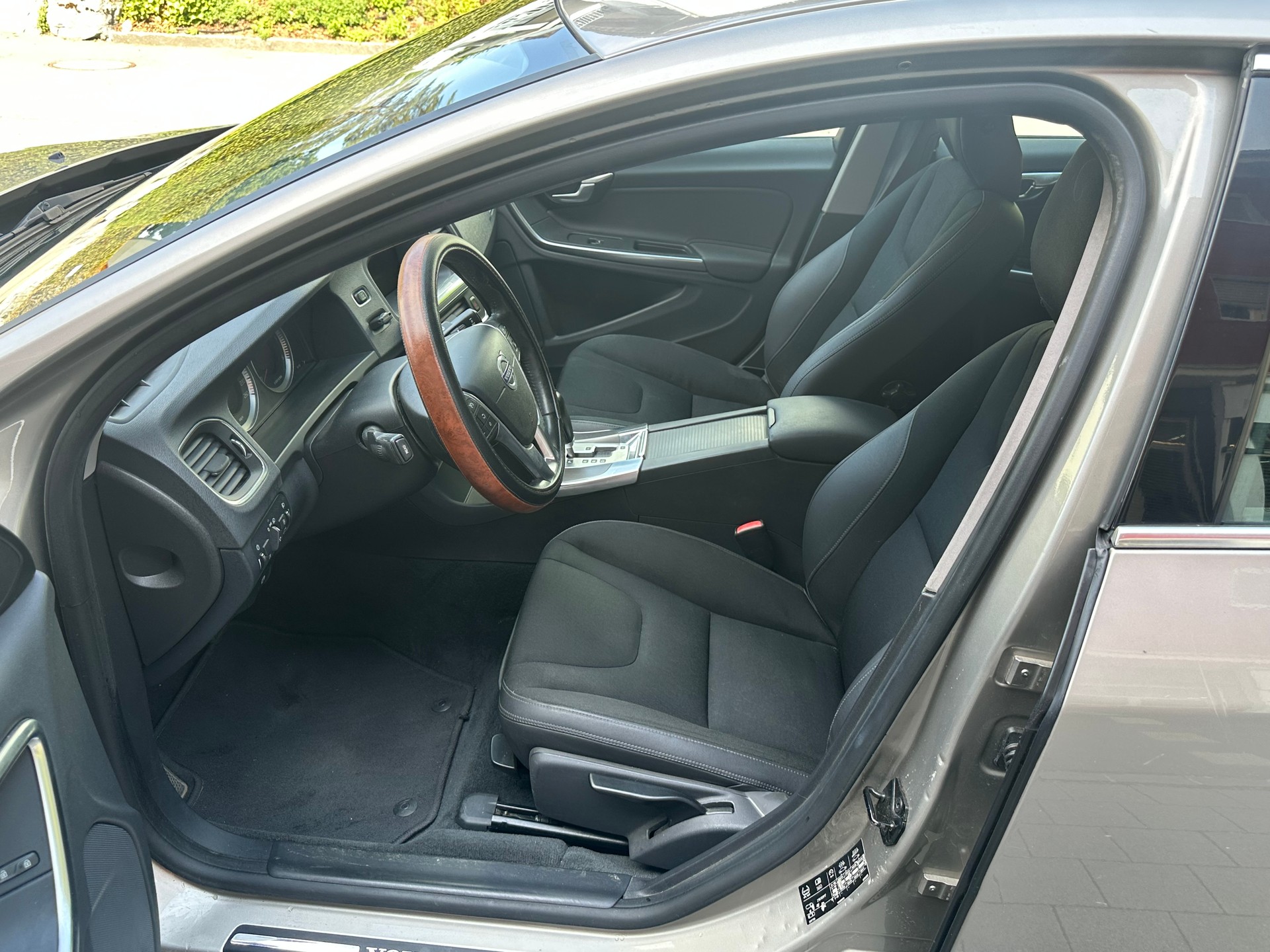 VOLVO S60 D3 Summum Geartronic-image-7