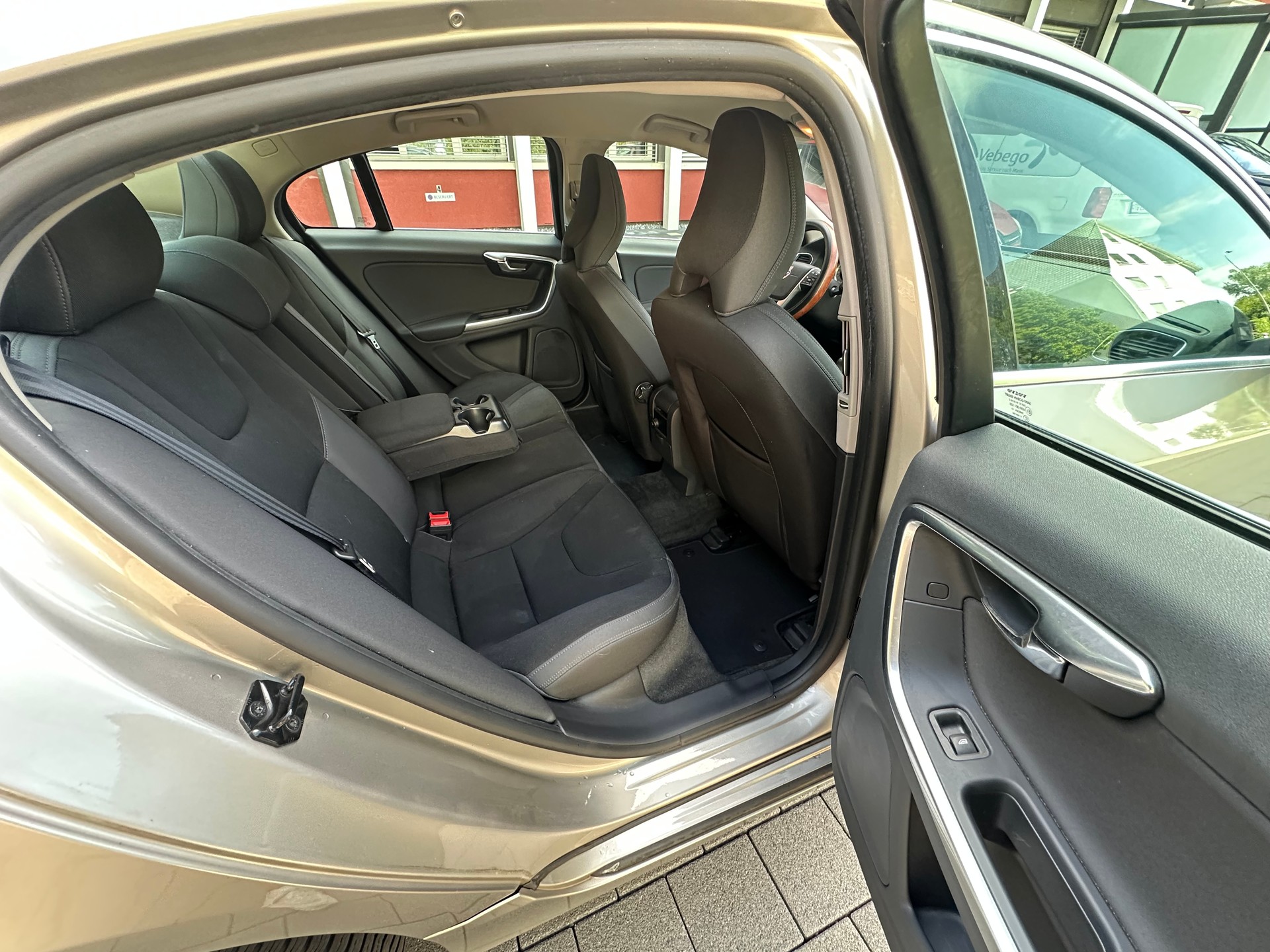 VOLVO S60 D3 Summum Geartronic-image-9