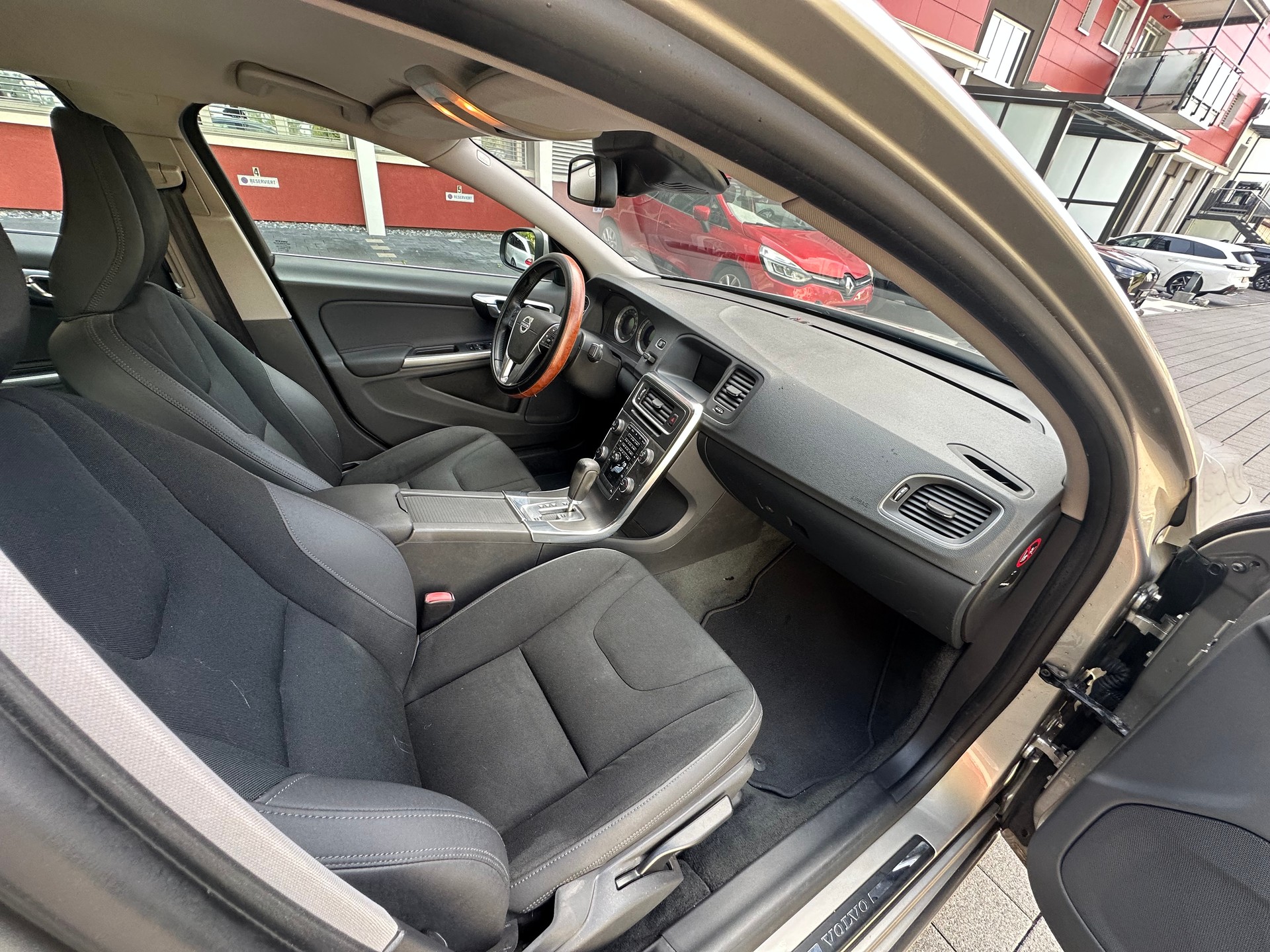 VOLVO S60 D3 Summum Geartronic-image-8