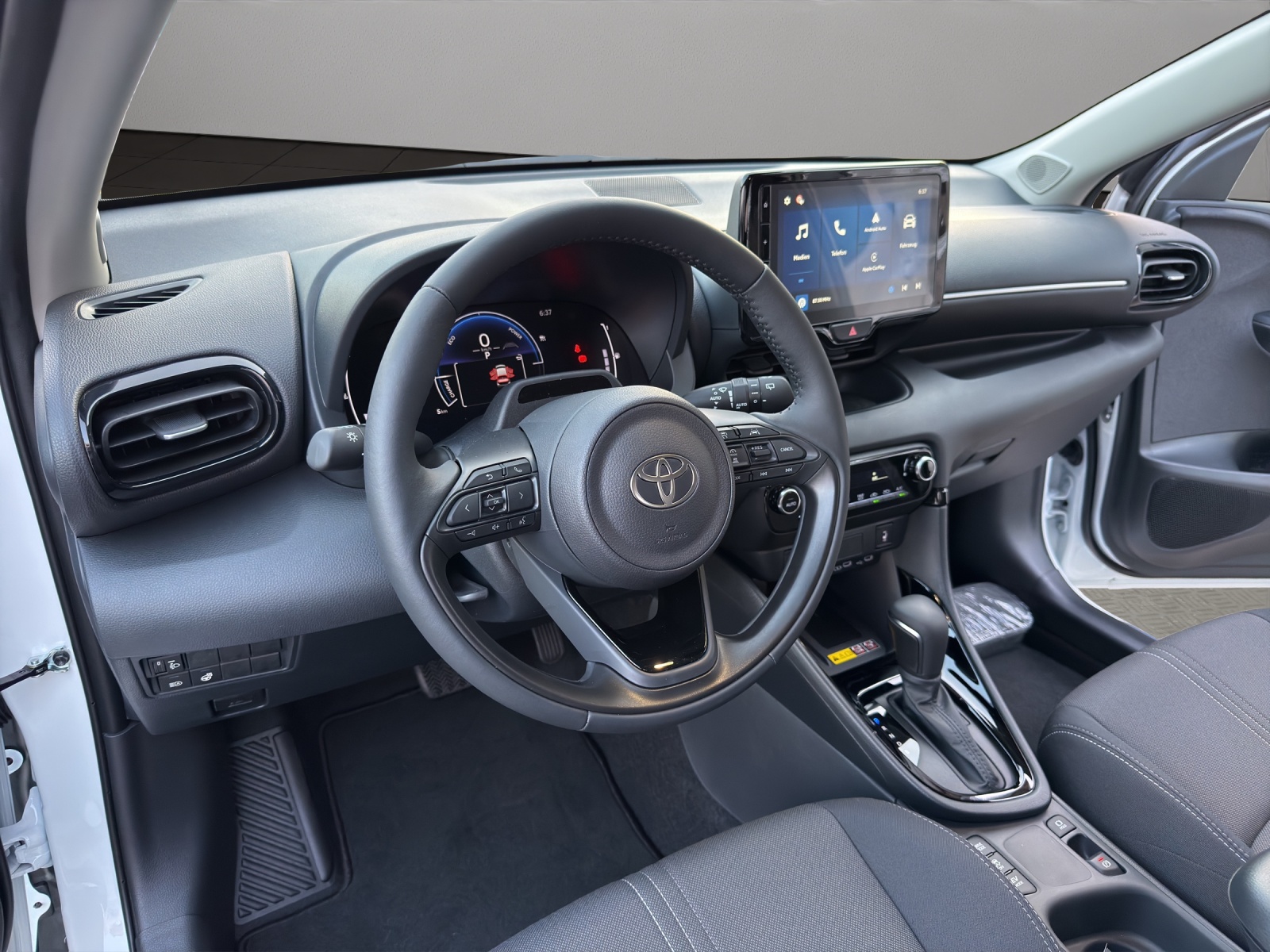TOYOTA Yaris 1.5 Teamplayer e-CVT-image-9