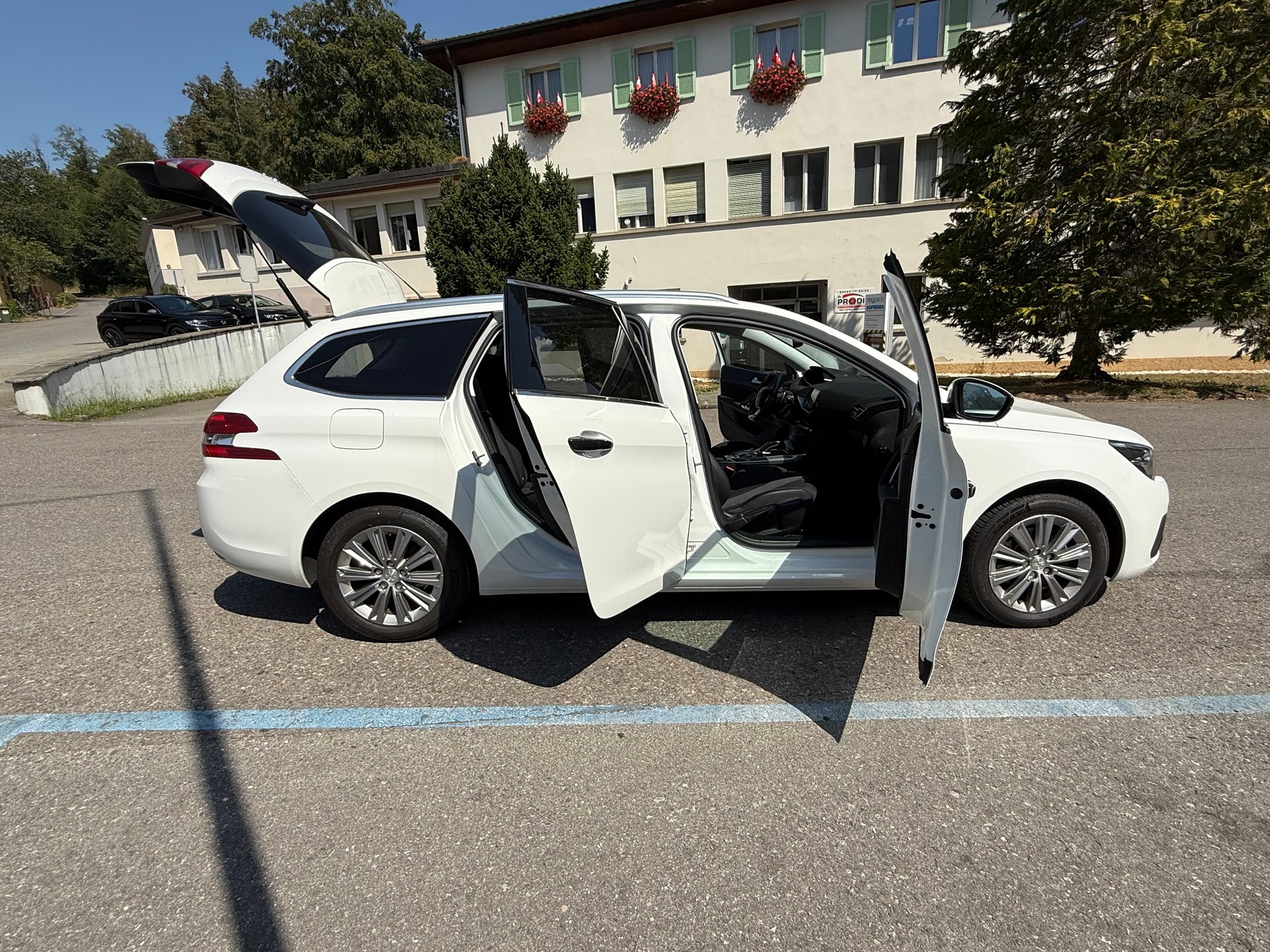 PEUGEOT 308 SW 1.5 BlueHDI Active Pack EAT8-image-21