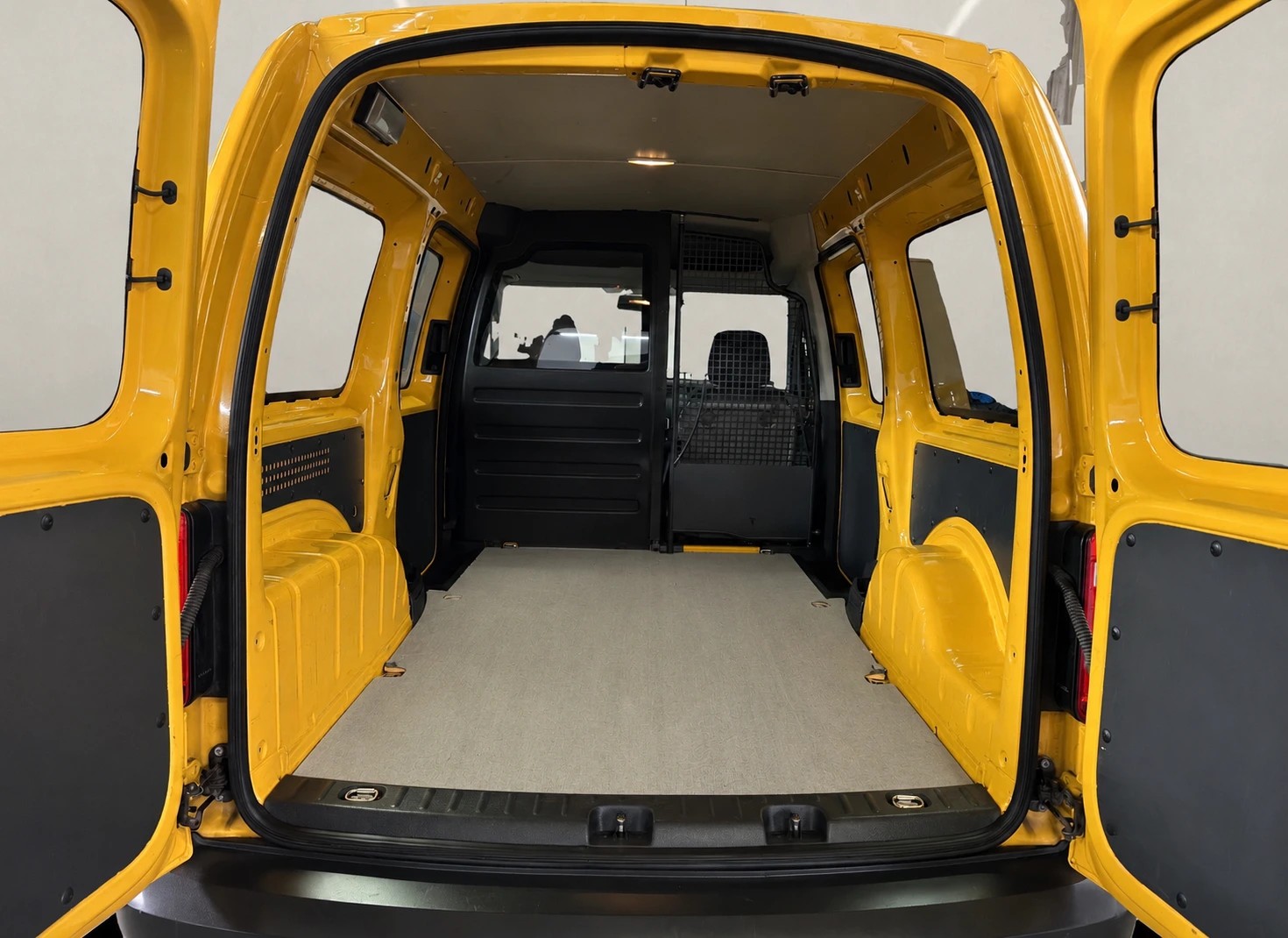 VW Caddy Maxi 1.4TSI BlueMotion Technology-image-6