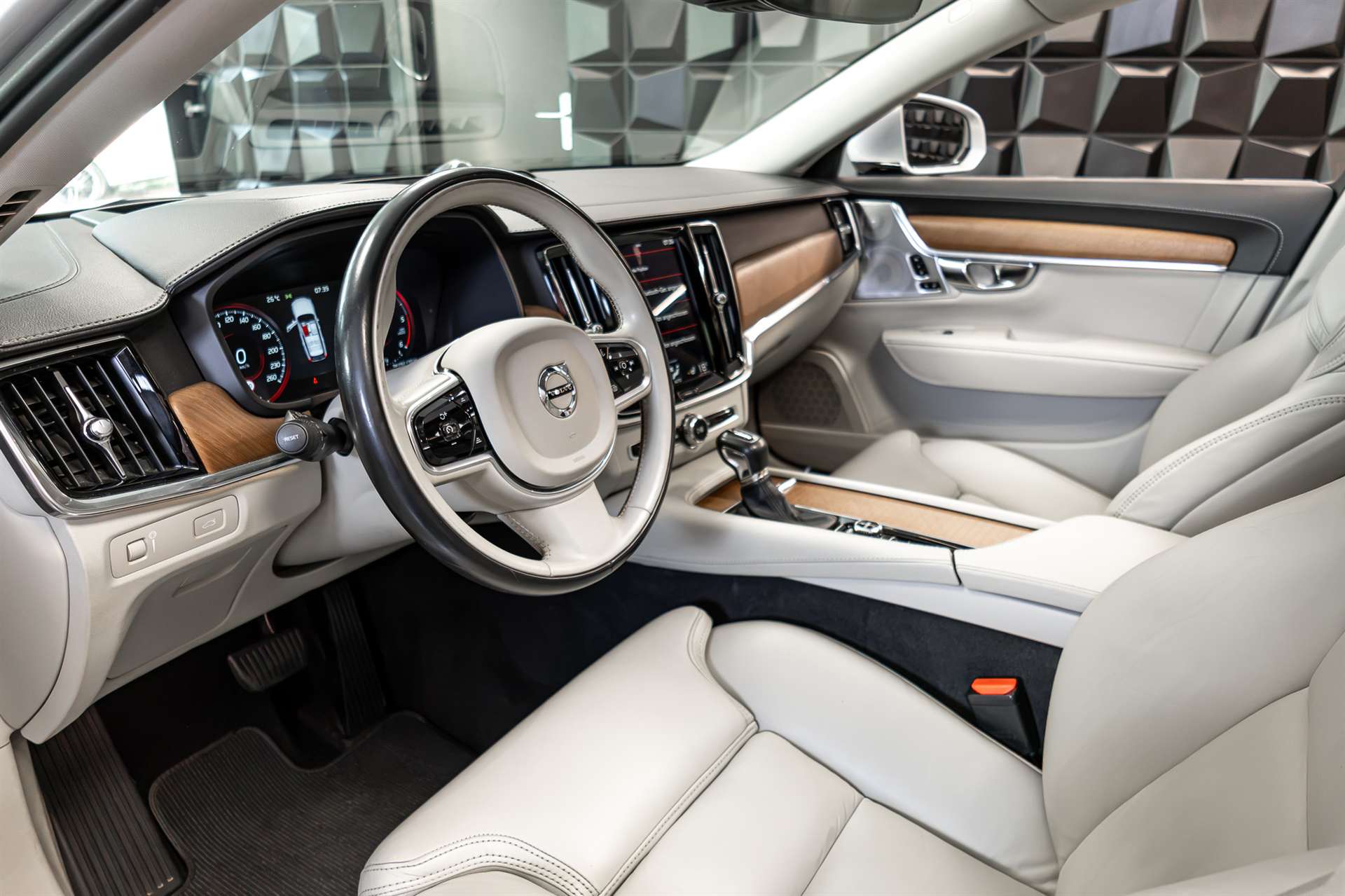 VOLVO V90 D5 AWD Inscription Geartronic Powerpulse-image-13