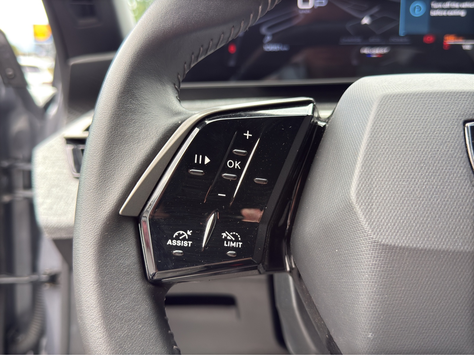 PEUGEOT 5008 145 Hybrid e-DCS6 Allure-image-24