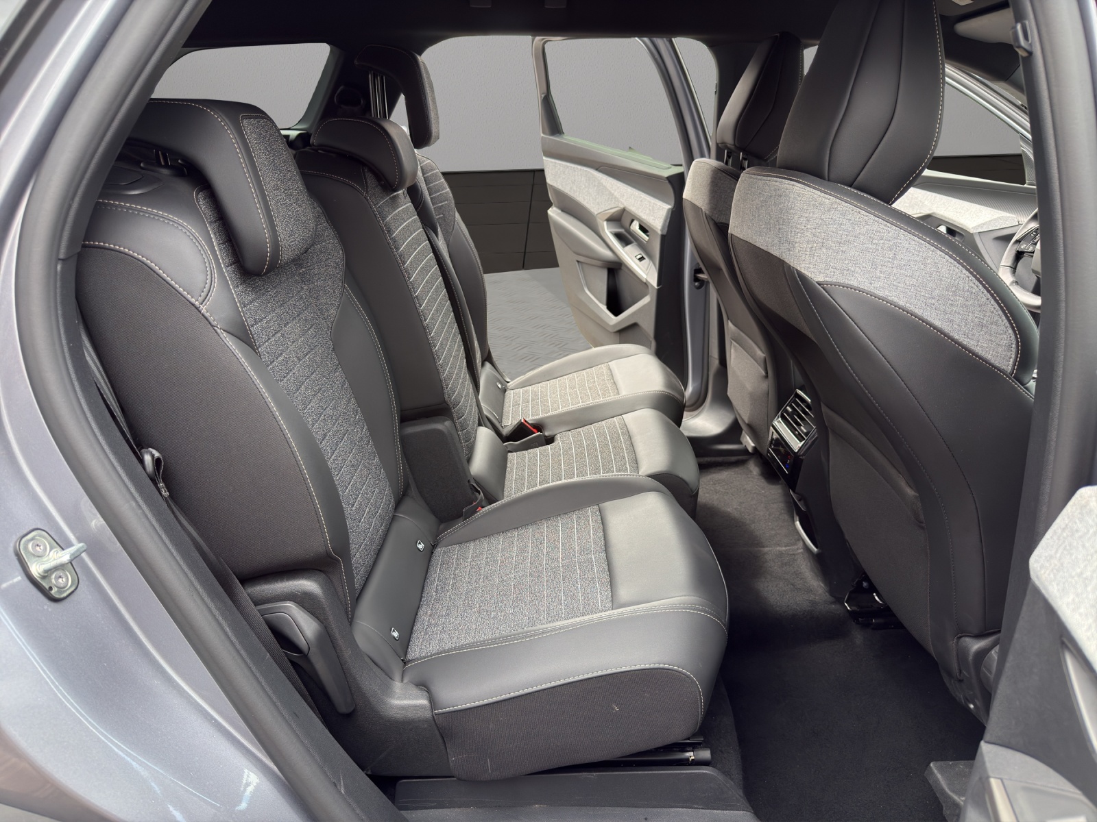 PEUGEOT 5008 145 Hybrid e-DCS6 Allure-image-17