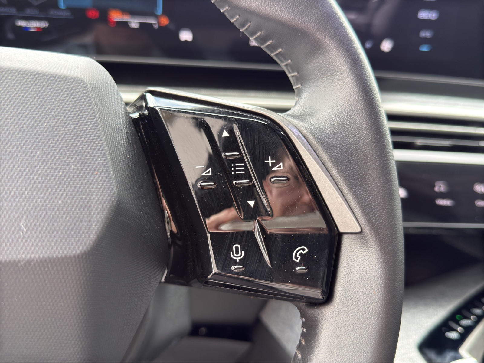 PEUGEOT 5008 145 Hybrid e-DCS6 Allure-image-25
