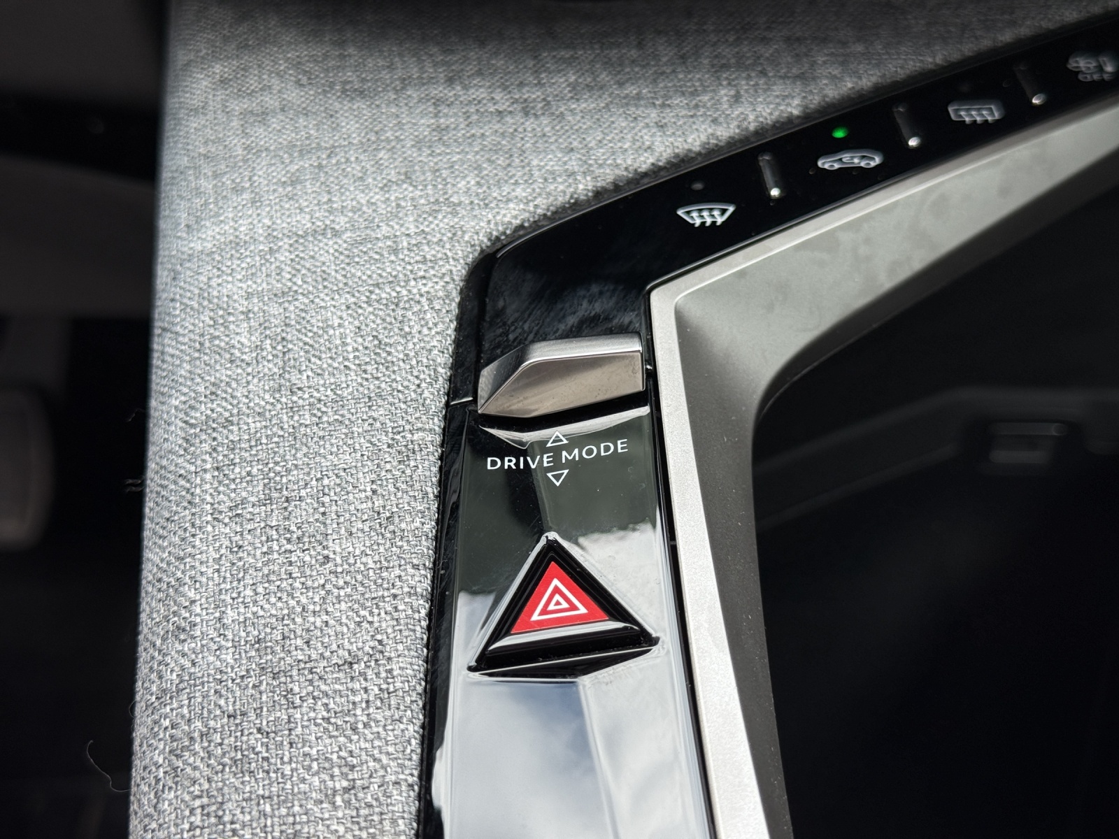 PEUGEOT 5008 145 Hybrid e-DCS6 Allure-image-28