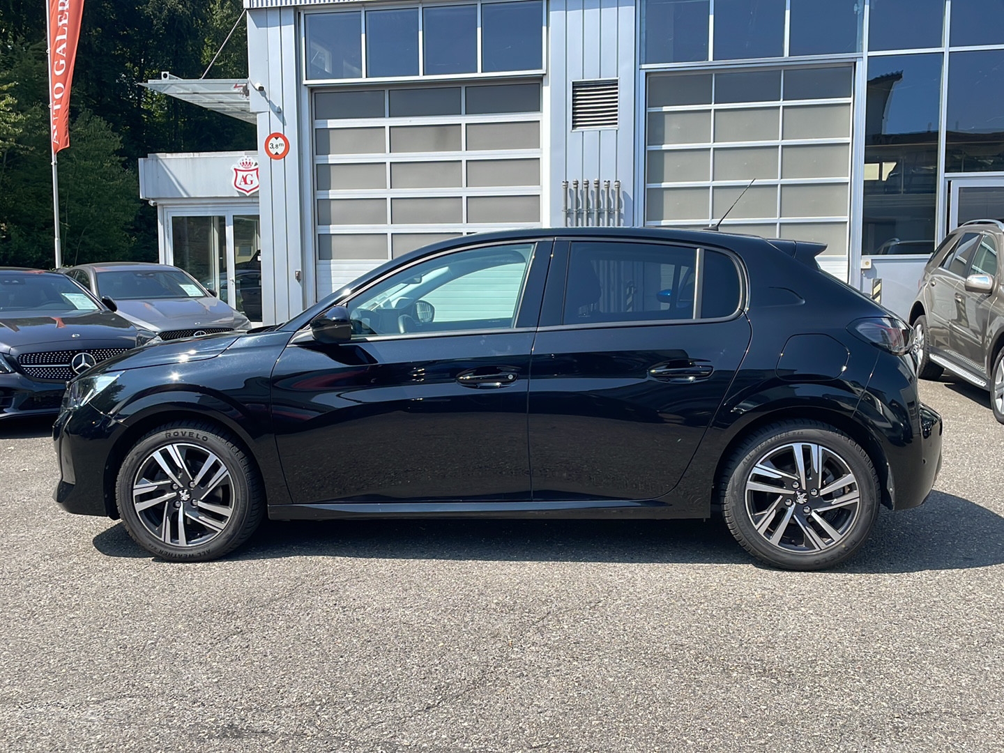 PEUGEOT 208 1.2 PureTech Allure-showroom-element-1