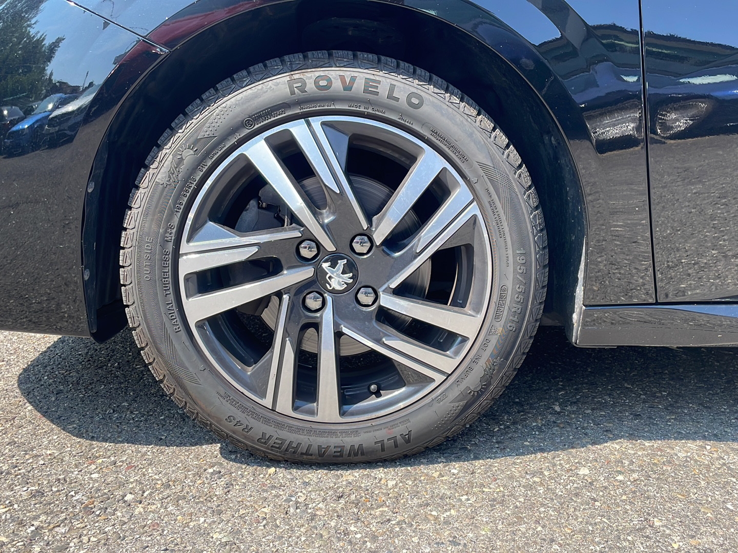 PEUGEOT 208 1.2 PureTech Allure-image-8
