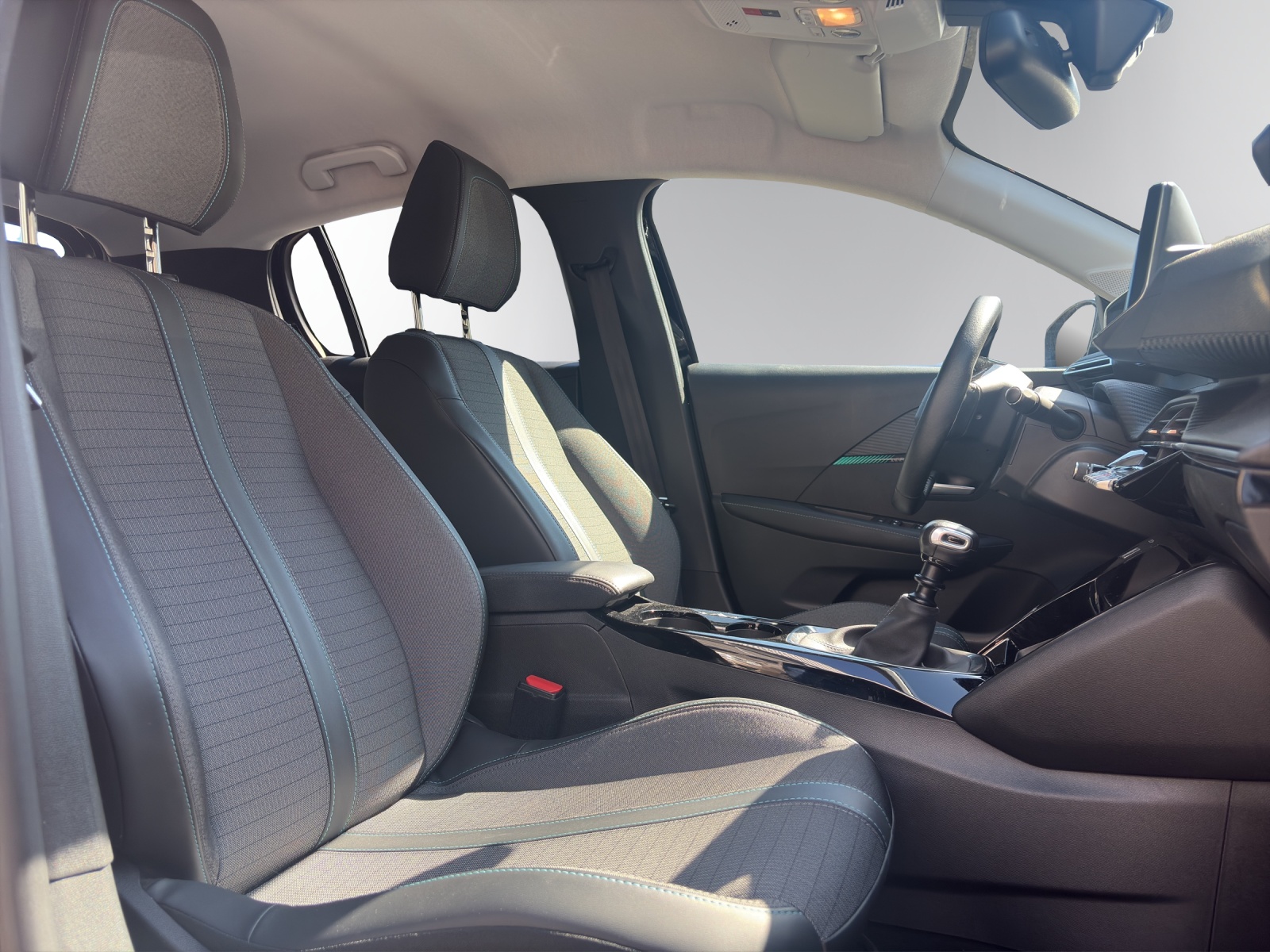 PEUGEOT 208 1.2 PureTech Allure-image-17