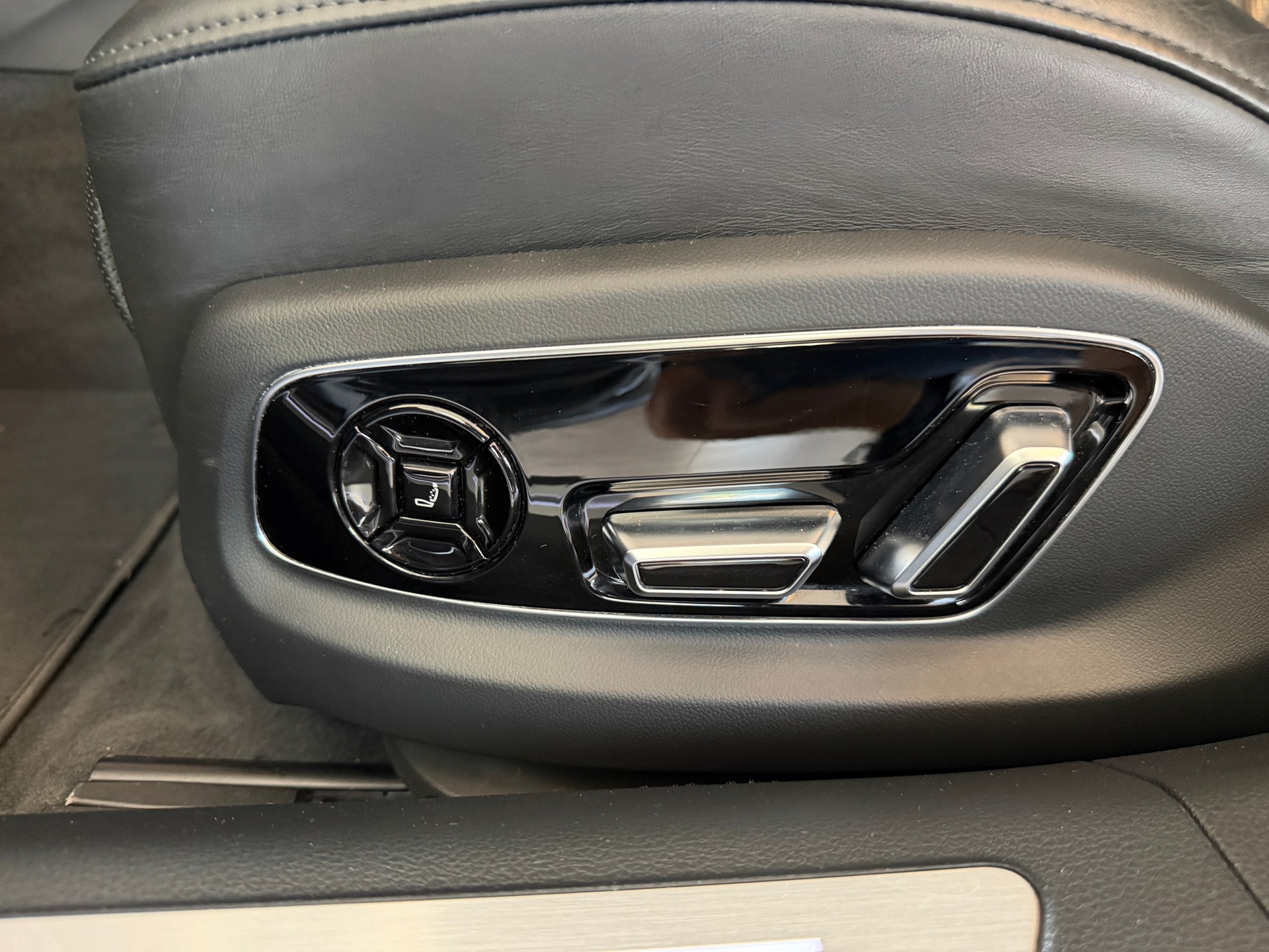 AUDI A8 50 TDI quattro tiptronic-image-11