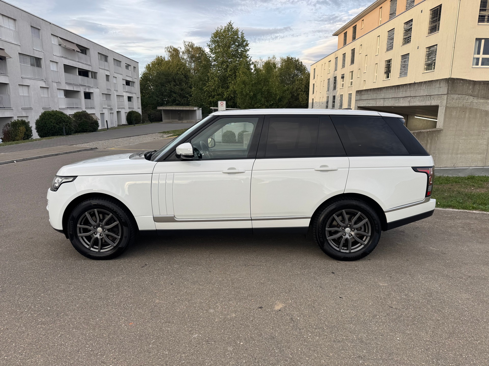 LAND ROVER Range Rover 3.0 TDV6 Vogue Automatic-image-4