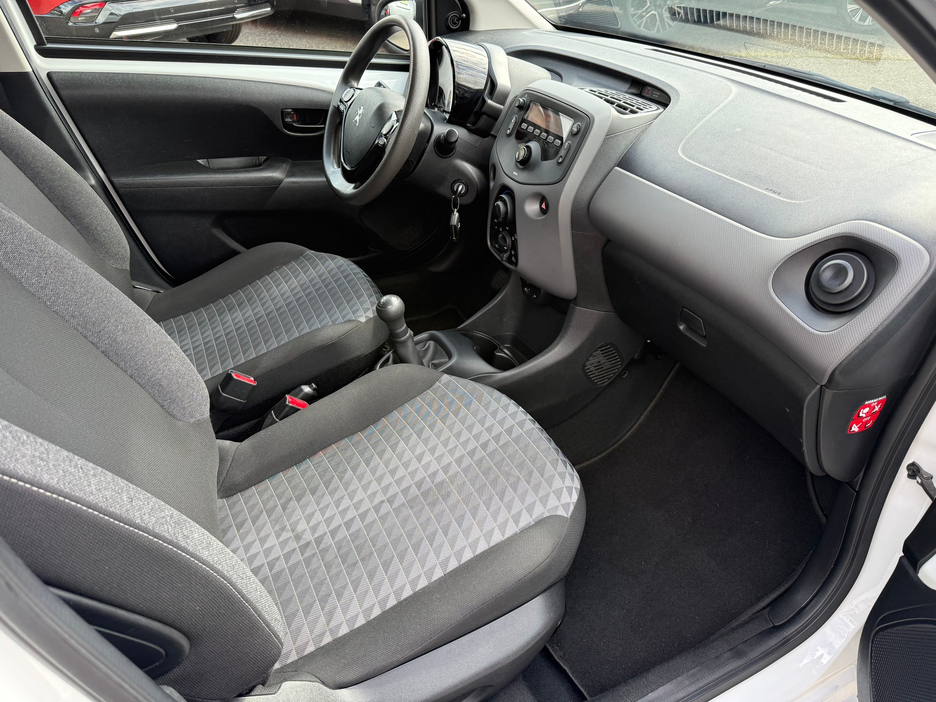 PEUGEOT 108 e-1.0 VTi Stop&Start Active-image-9