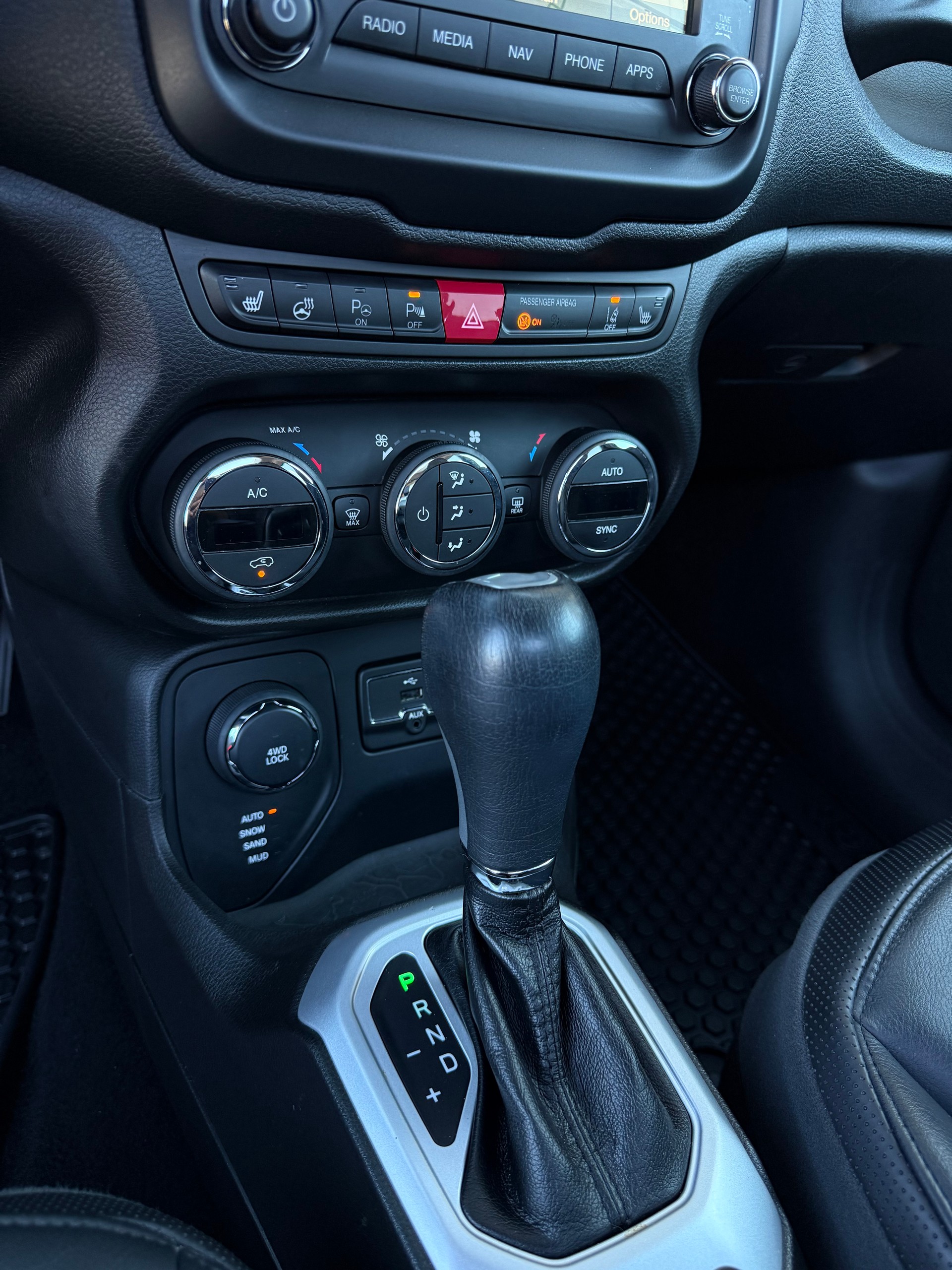 JEEP Renegade 1.4 Turbo Limited AWD-image-13