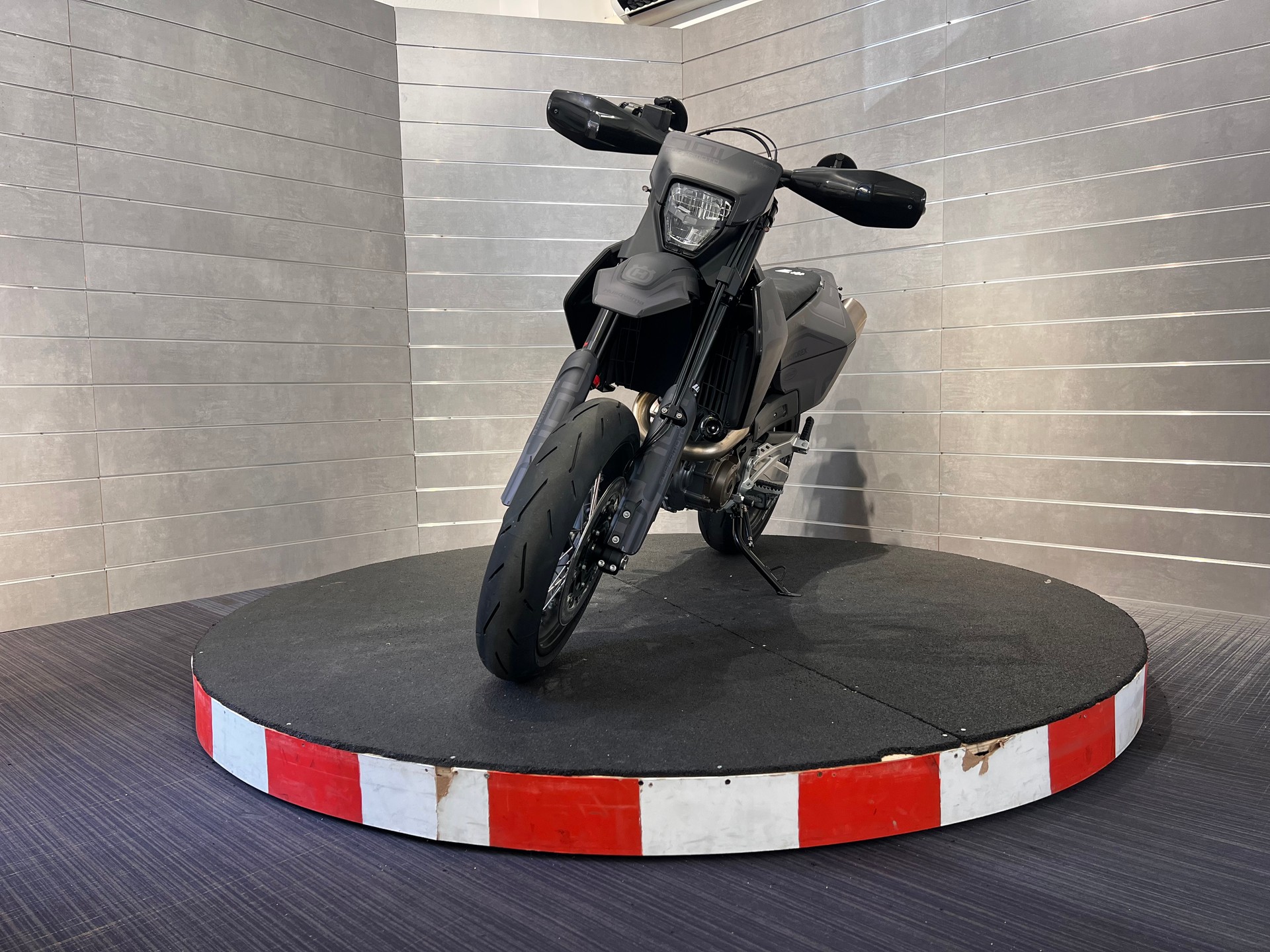 HUSQVARNA 701 Supermoto