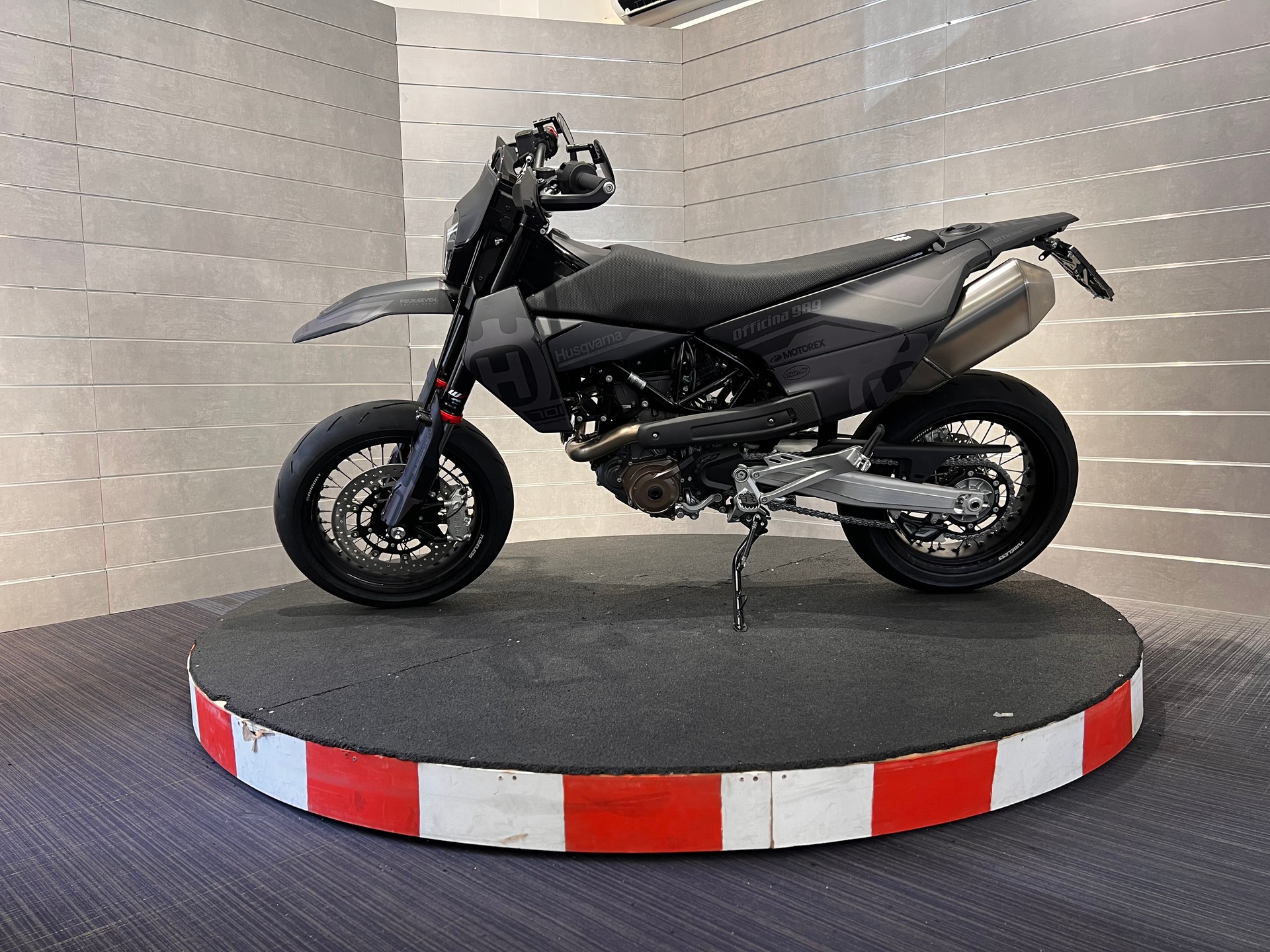 HUSQVARNA 701 Supermoto-showroom-element-1