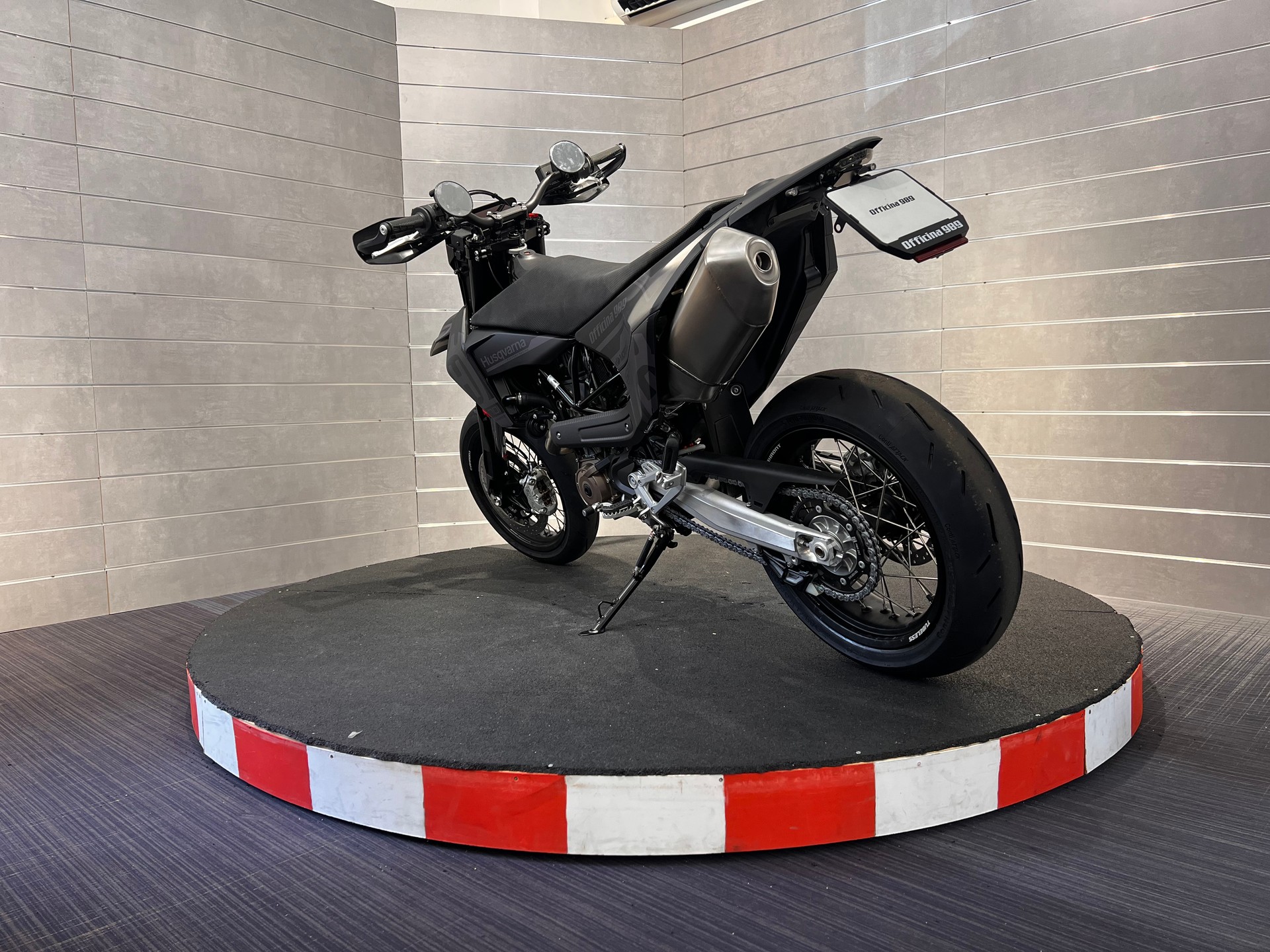 HUSQVARNA 701 Supermoto-showroom-element-3