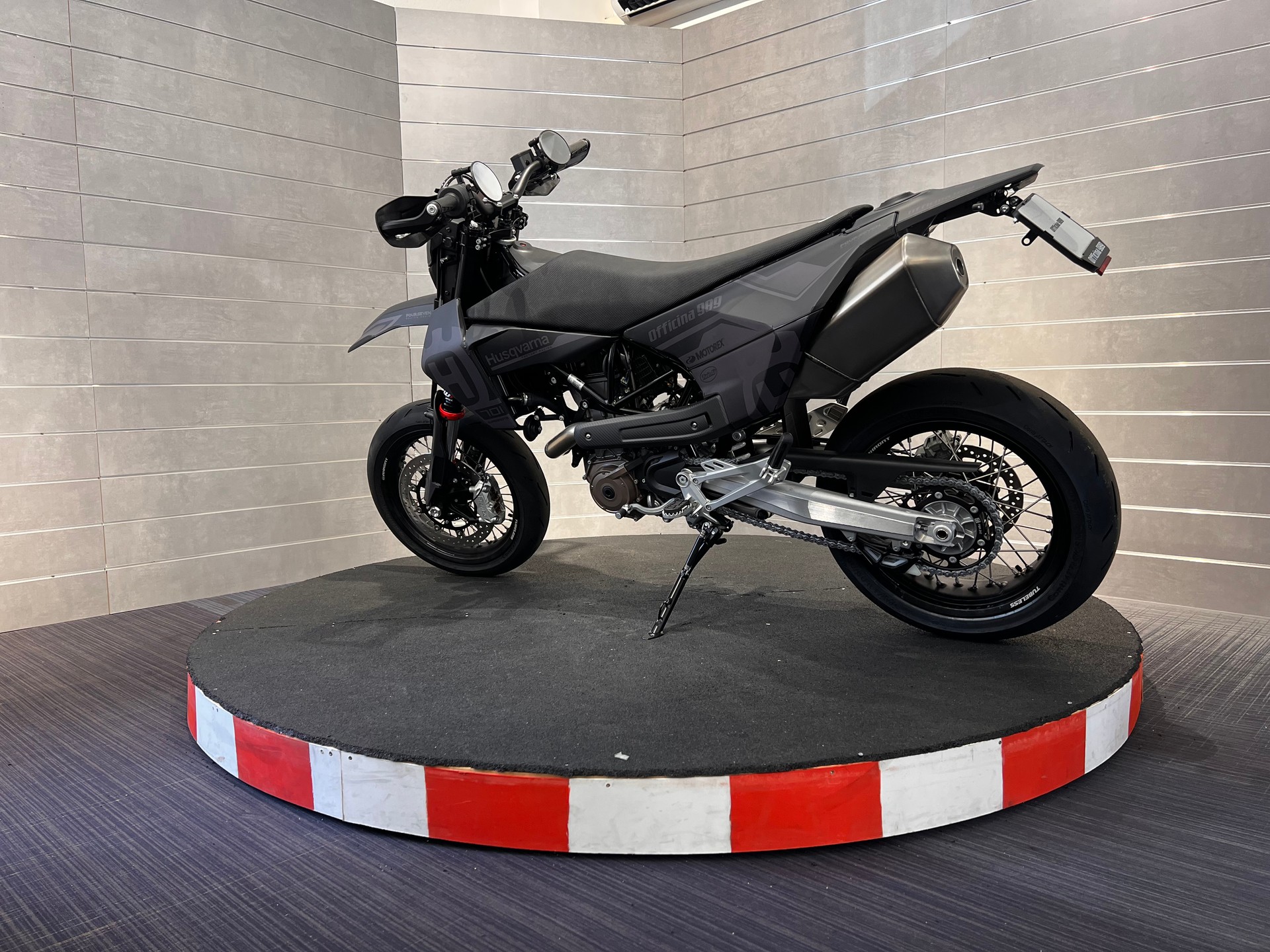 HUSQVARNA 701 Supermoto-showroom-element-2