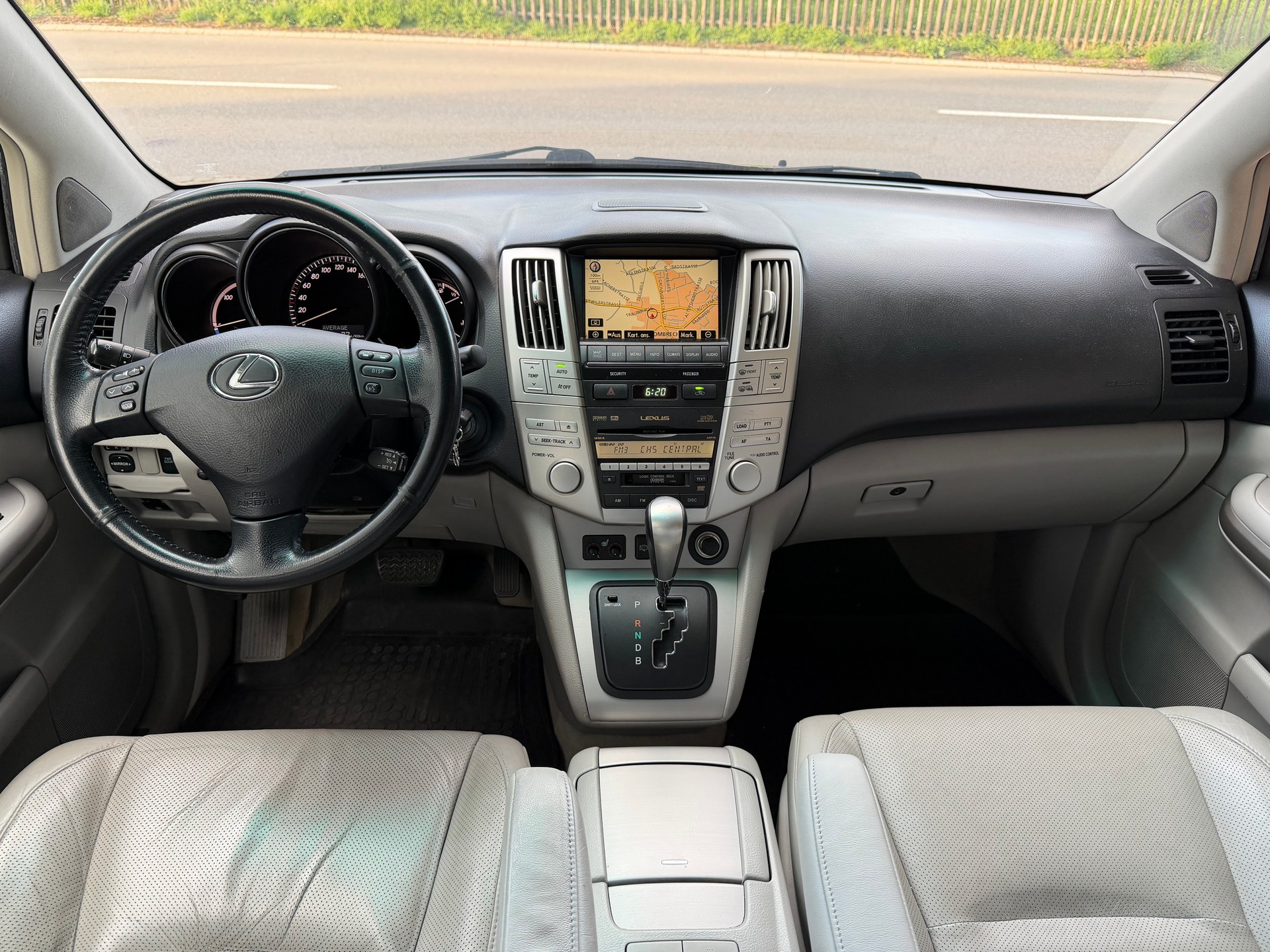 LEXUS RX 400h Edition AWD Automatic / CH-Fahrzeug / Vollständig Service gepflegt bei Toyota / 8 Fach Bereift-image-13