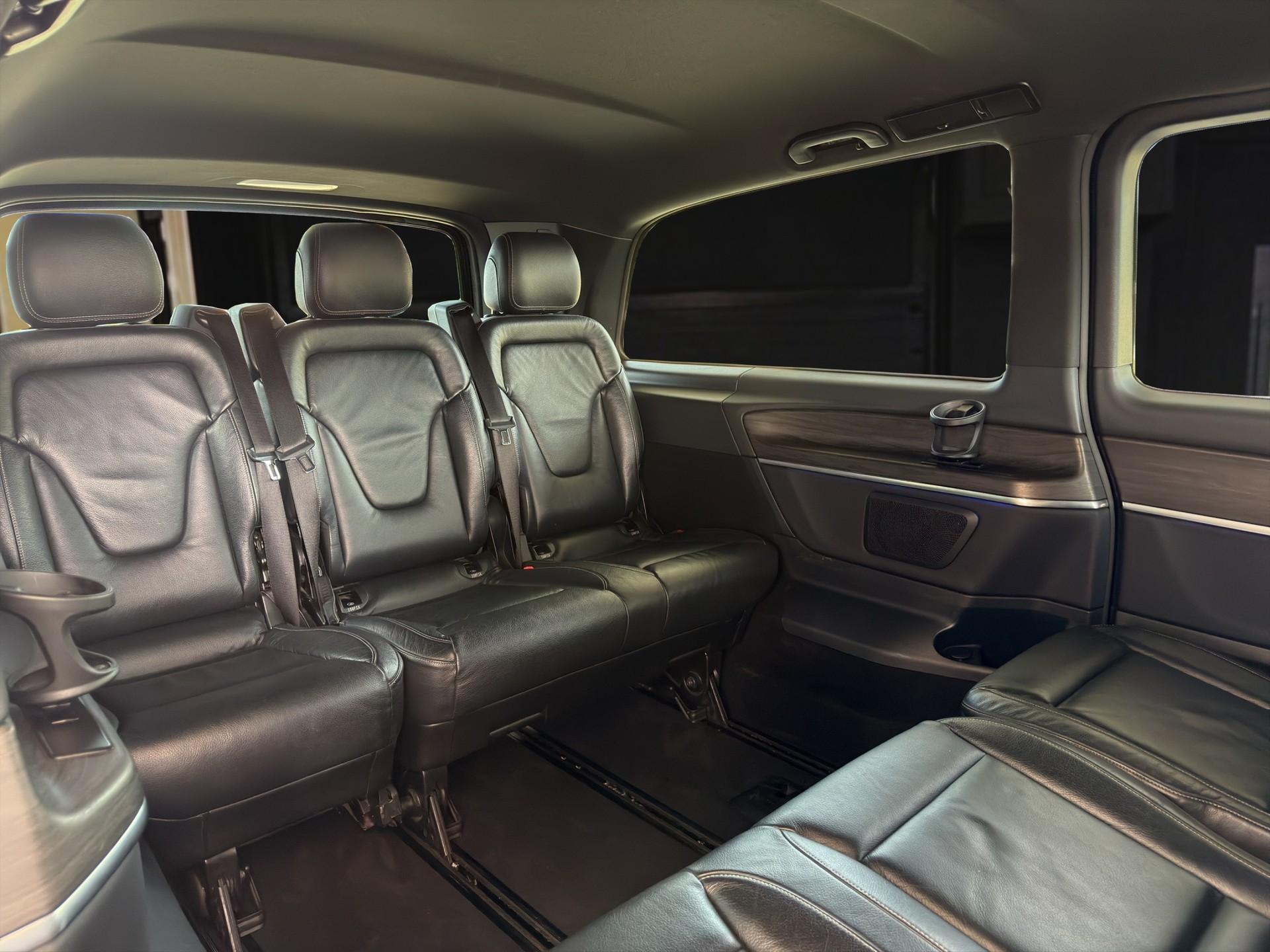 MERCEDES-BENZ V 300 d Avantgarde extra lang Van-image-12