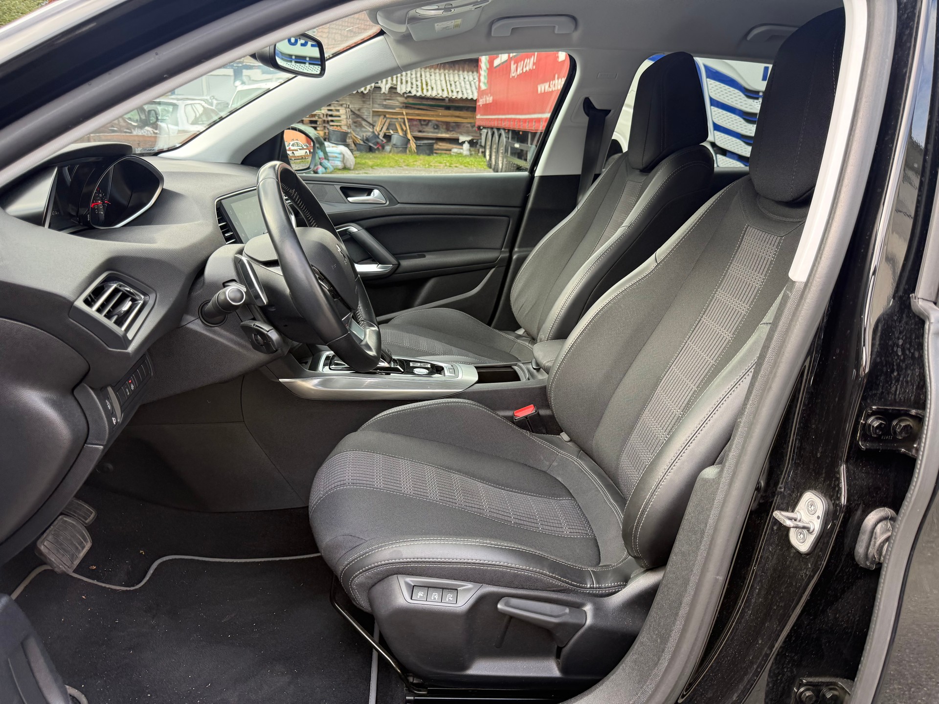 PEUGEOT 308 1.2 Pure Tech Allure EAT8-image-6