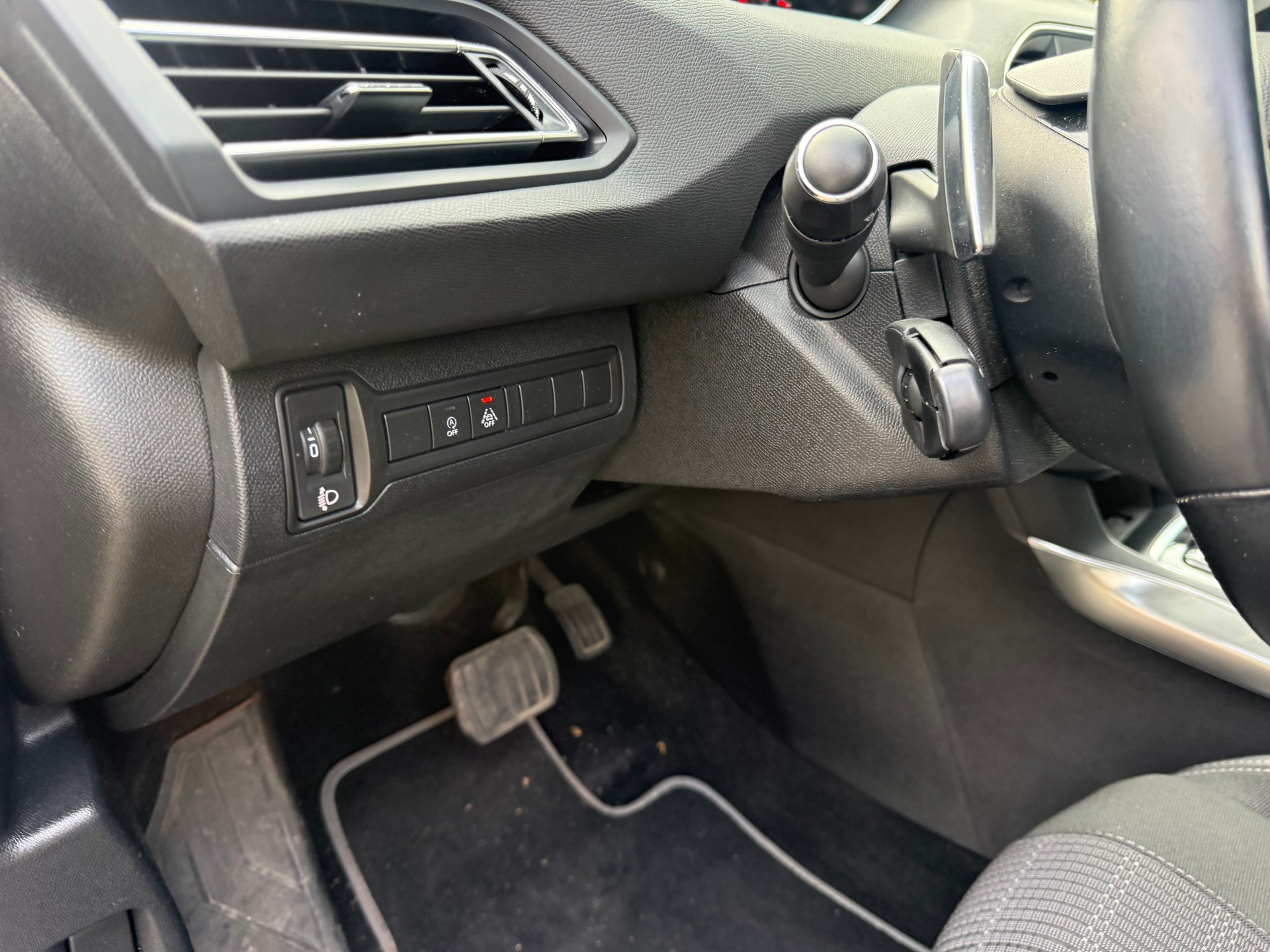 PEUGEOT 308 1.2 Pure Tech Allure EAT8-image-8