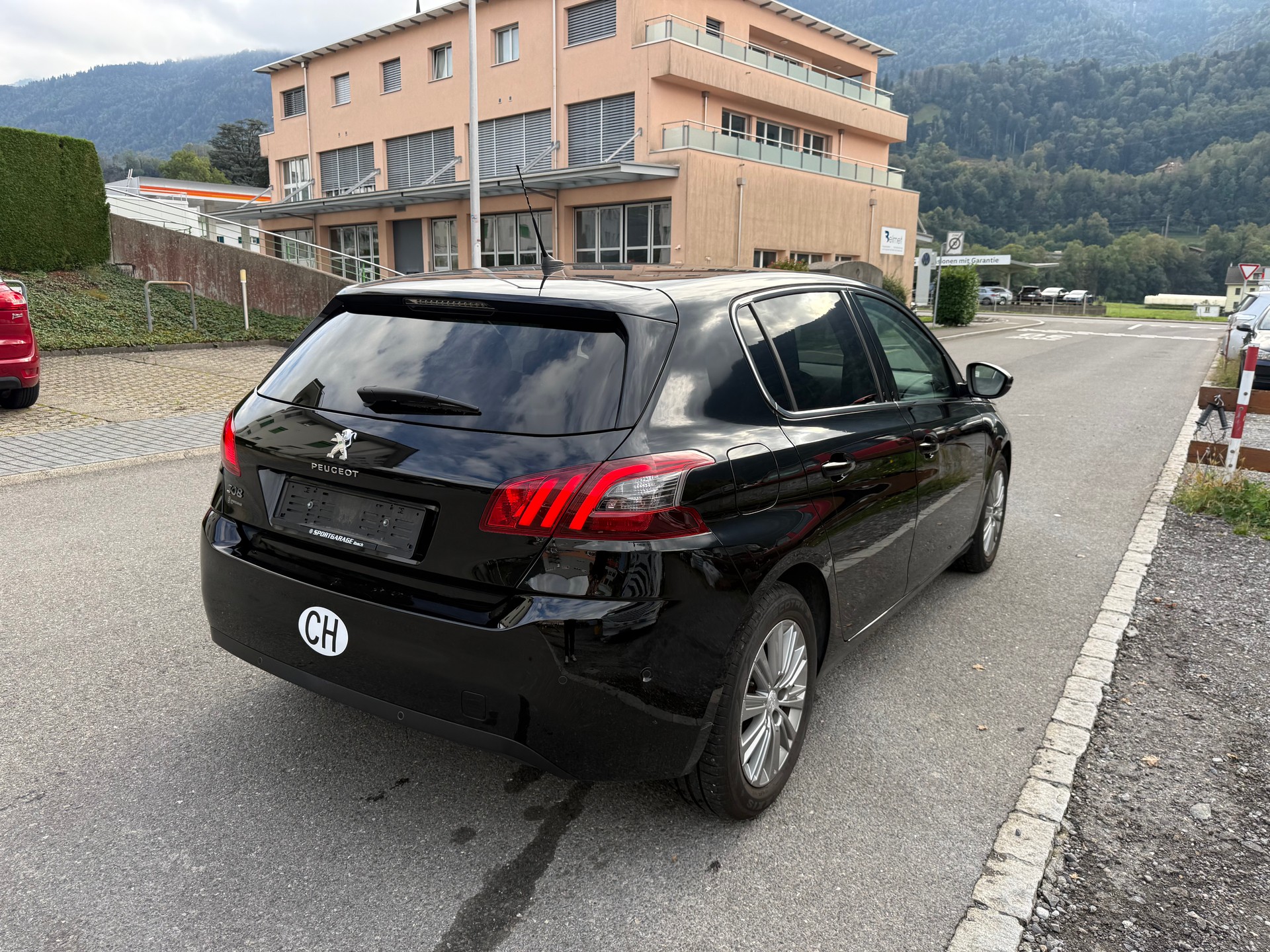 PEUGEOT 308 1.2 Pure Tech Allure EAT8-image-3
