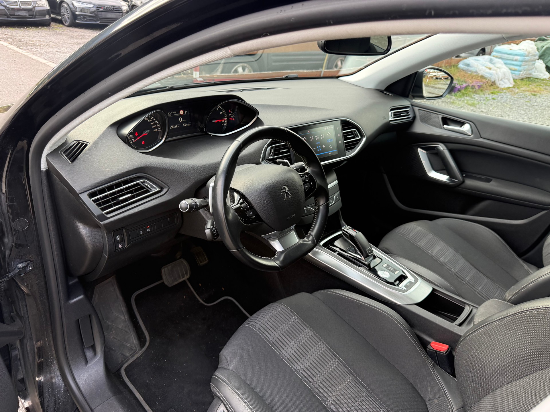 PEUGEOT 308 1.2 Pure Tech Allure EAT8-image-7