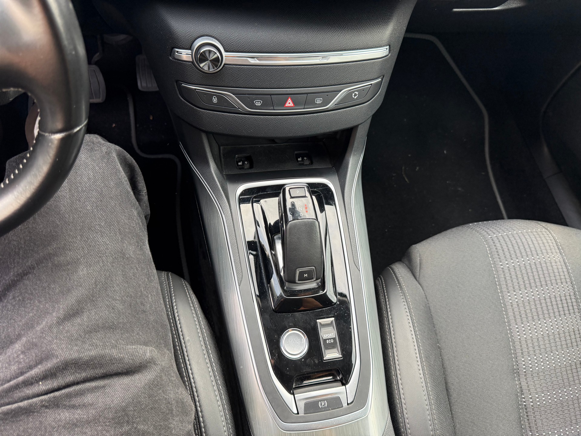 PEUGEOT 308 1.2 Pure Tech Allure EAT8-image-12