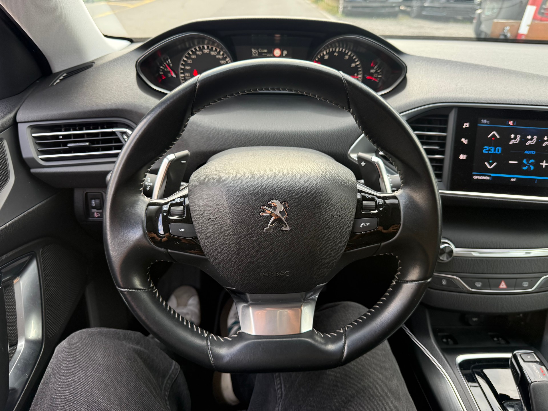 PEUGEOT 308 1.2 Pure Tech Allure EAT8-image-10