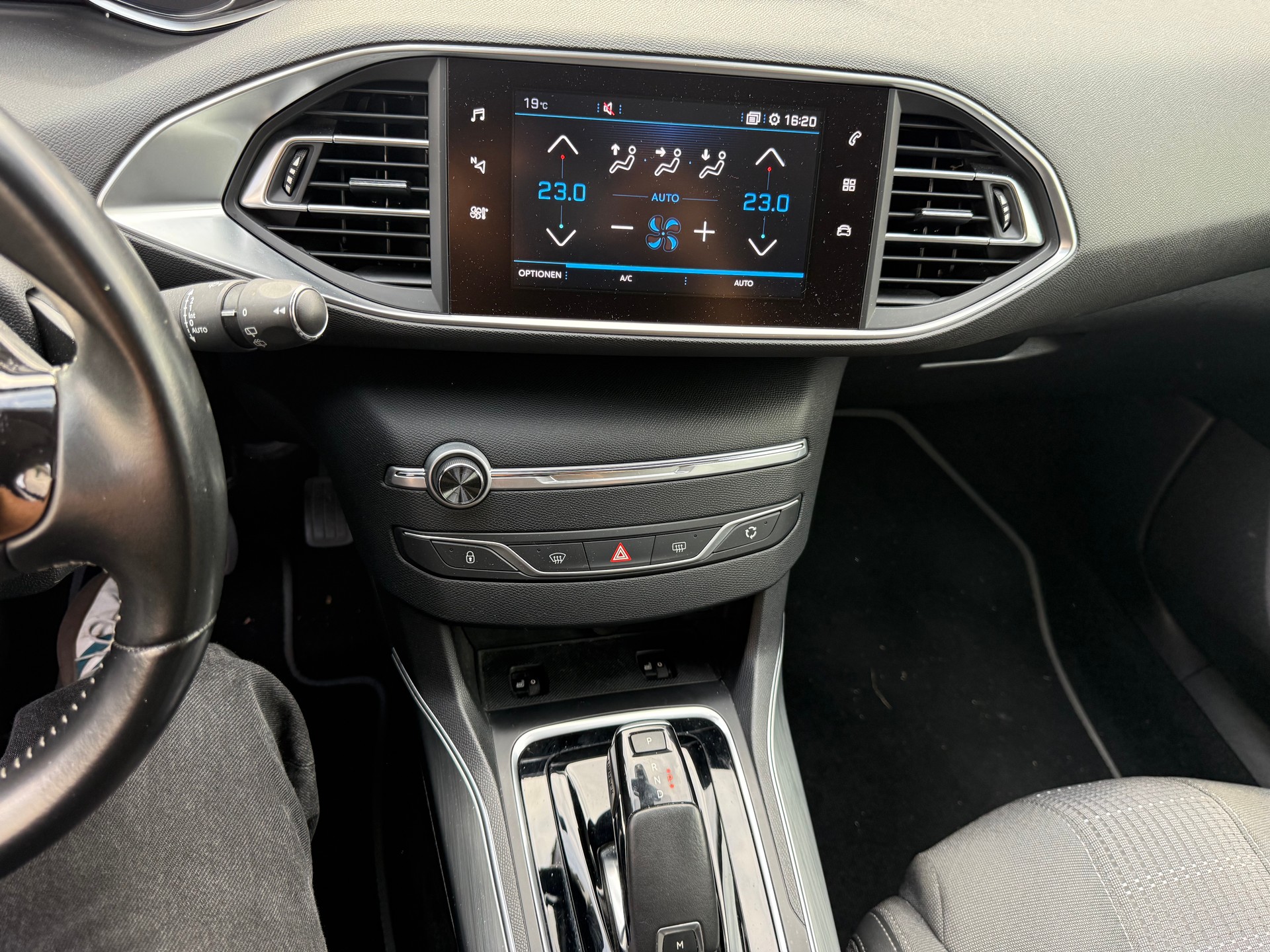 PEUGEOT 308 1.2 Pure Tech Allure EAT8-image-11