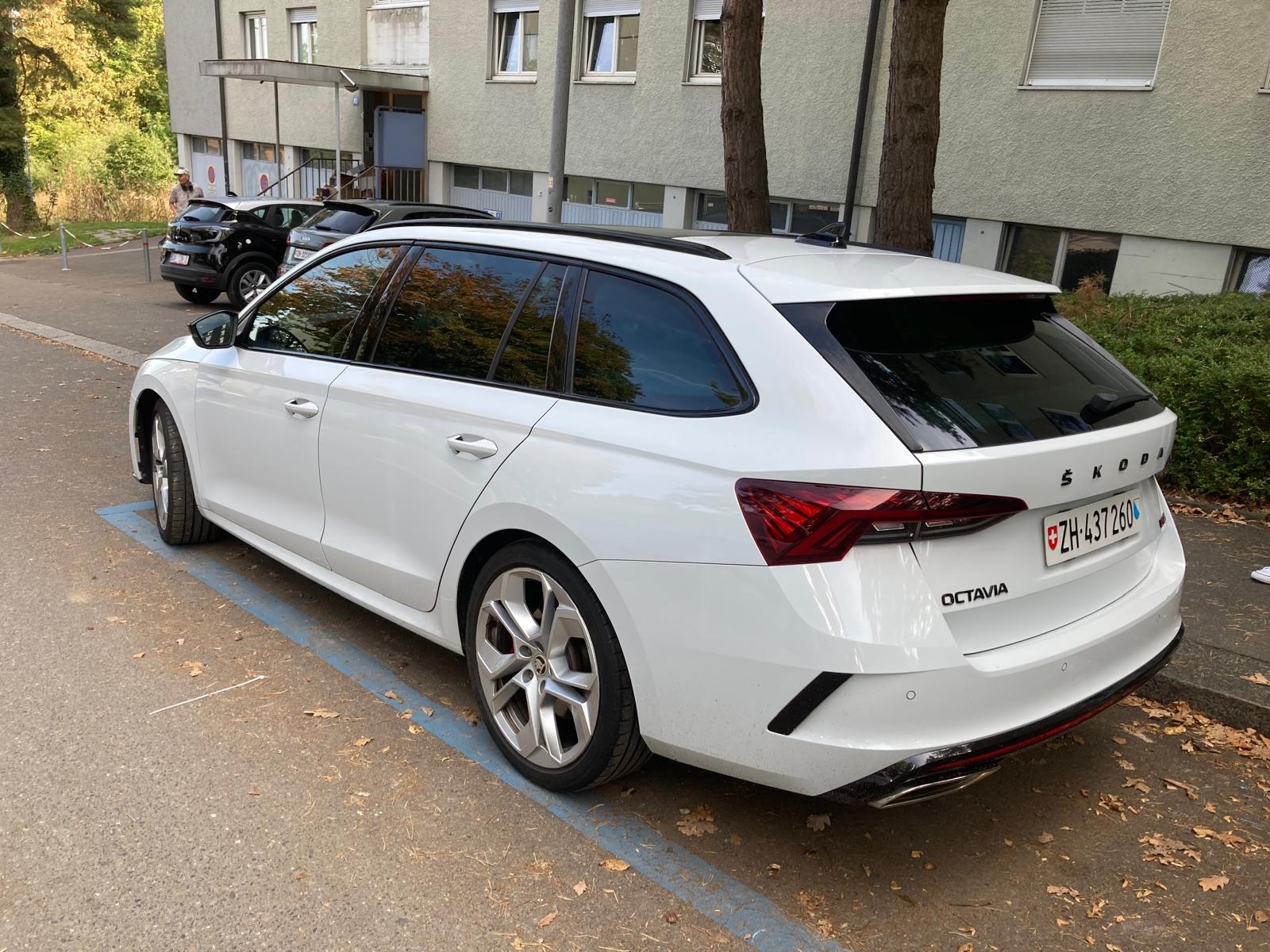 SKODA Octavia Combi 2.0 TSI DSG RS-image-3