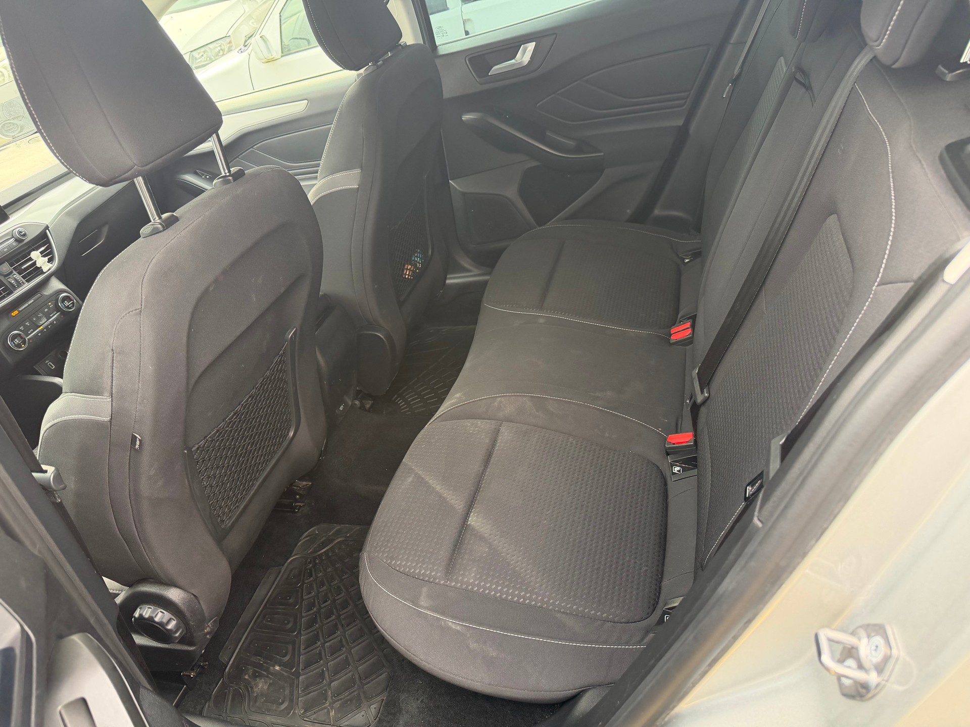 FORD Focus 1.0 SCTi Titanium Automatic-image-10
