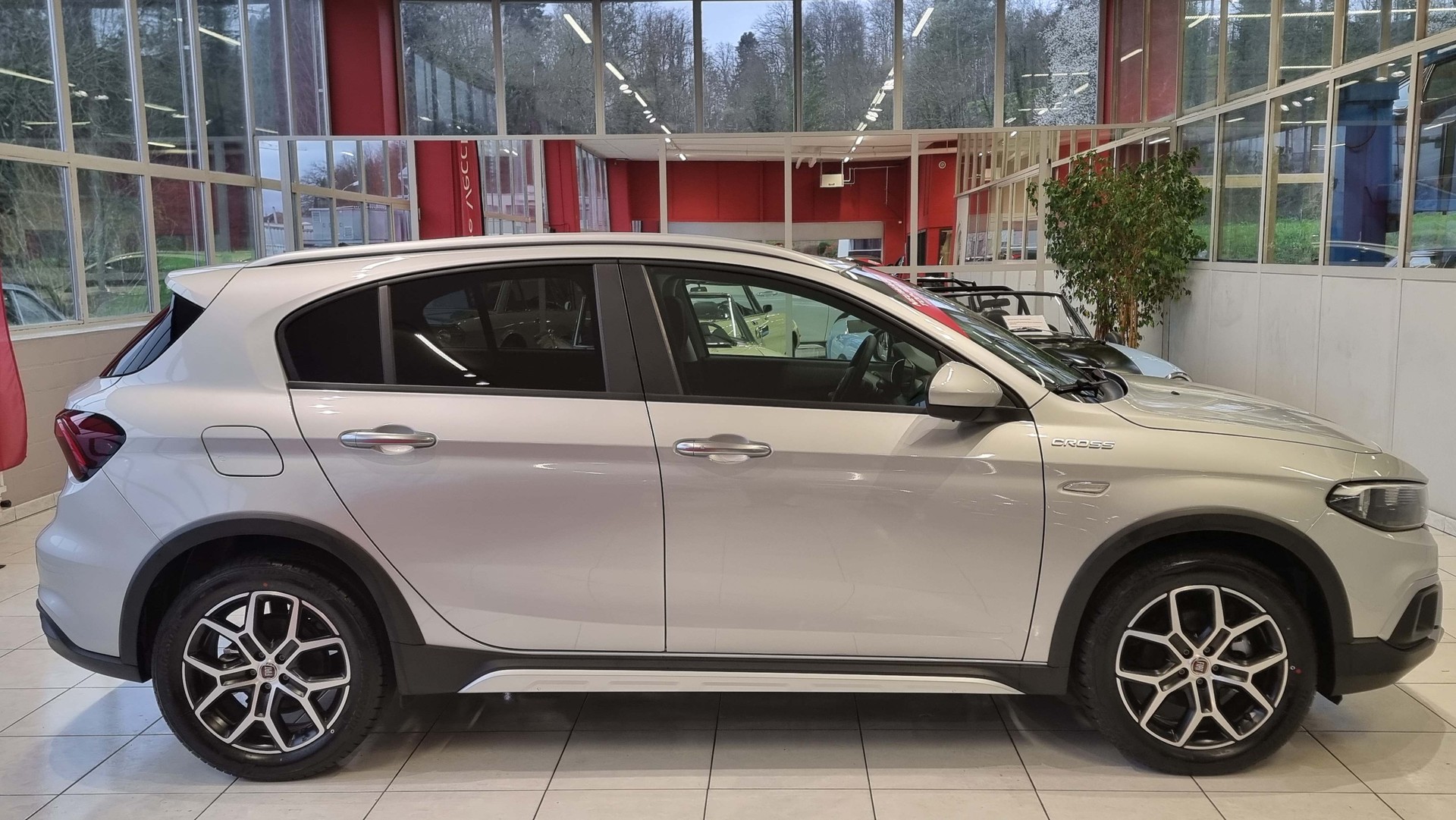 FIAT Tipo 1.5 Hybrid Cross-image-5