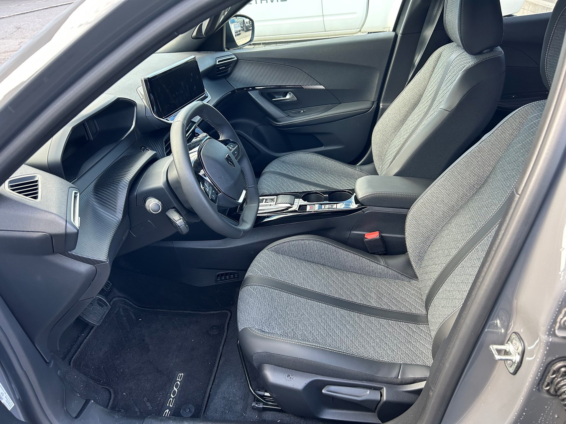 PEUGEOT 2008 156 e Allure-image-10