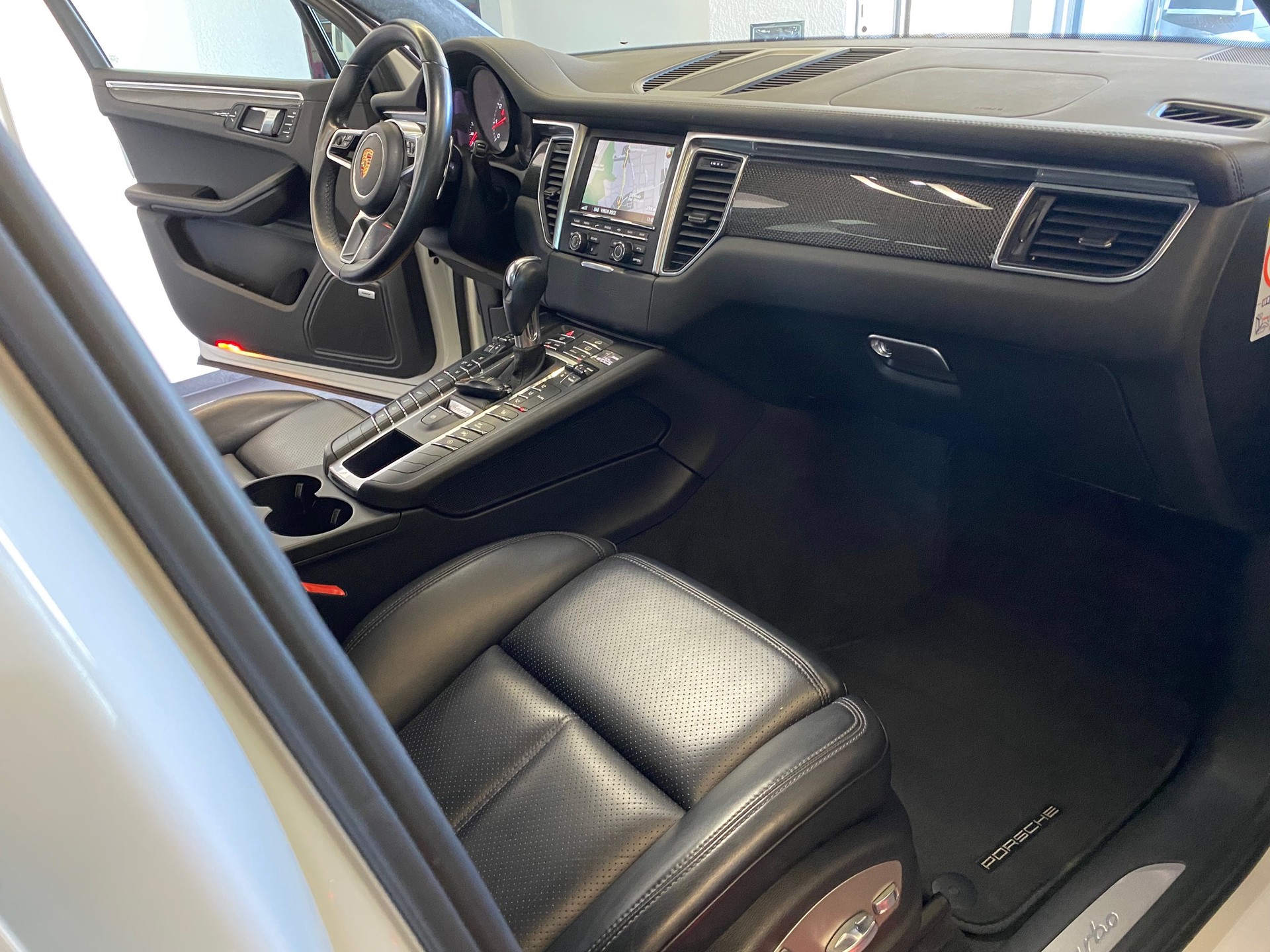 PORSCHE Macan Turbo PDK Topzustand 1. Damenhand Jg.1955 8x Aluräder , alle Service Porsche Zug ausgeführt-image-9